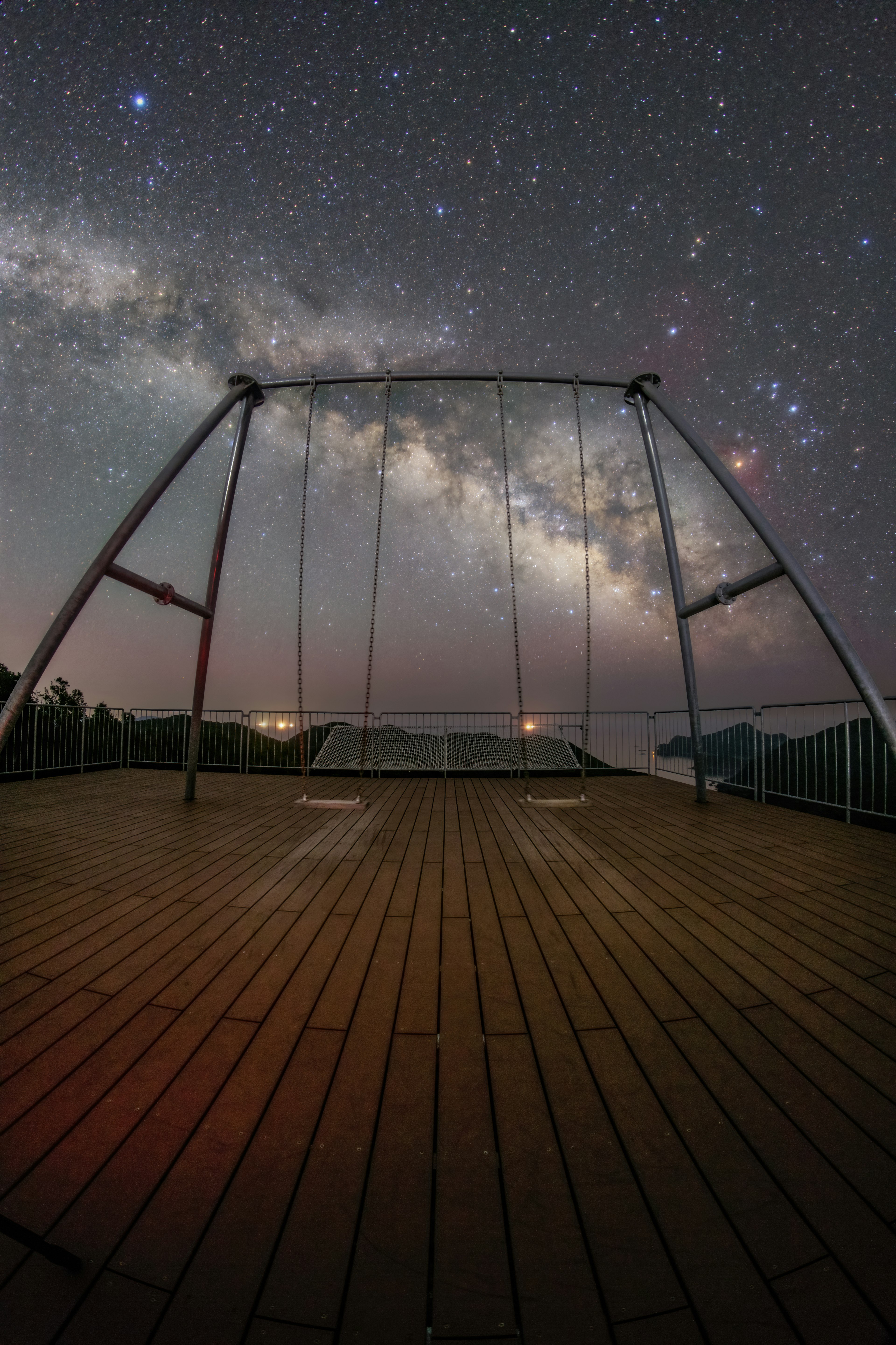 Hermoso paisaje con la Vía Láctea y un columpio de noche