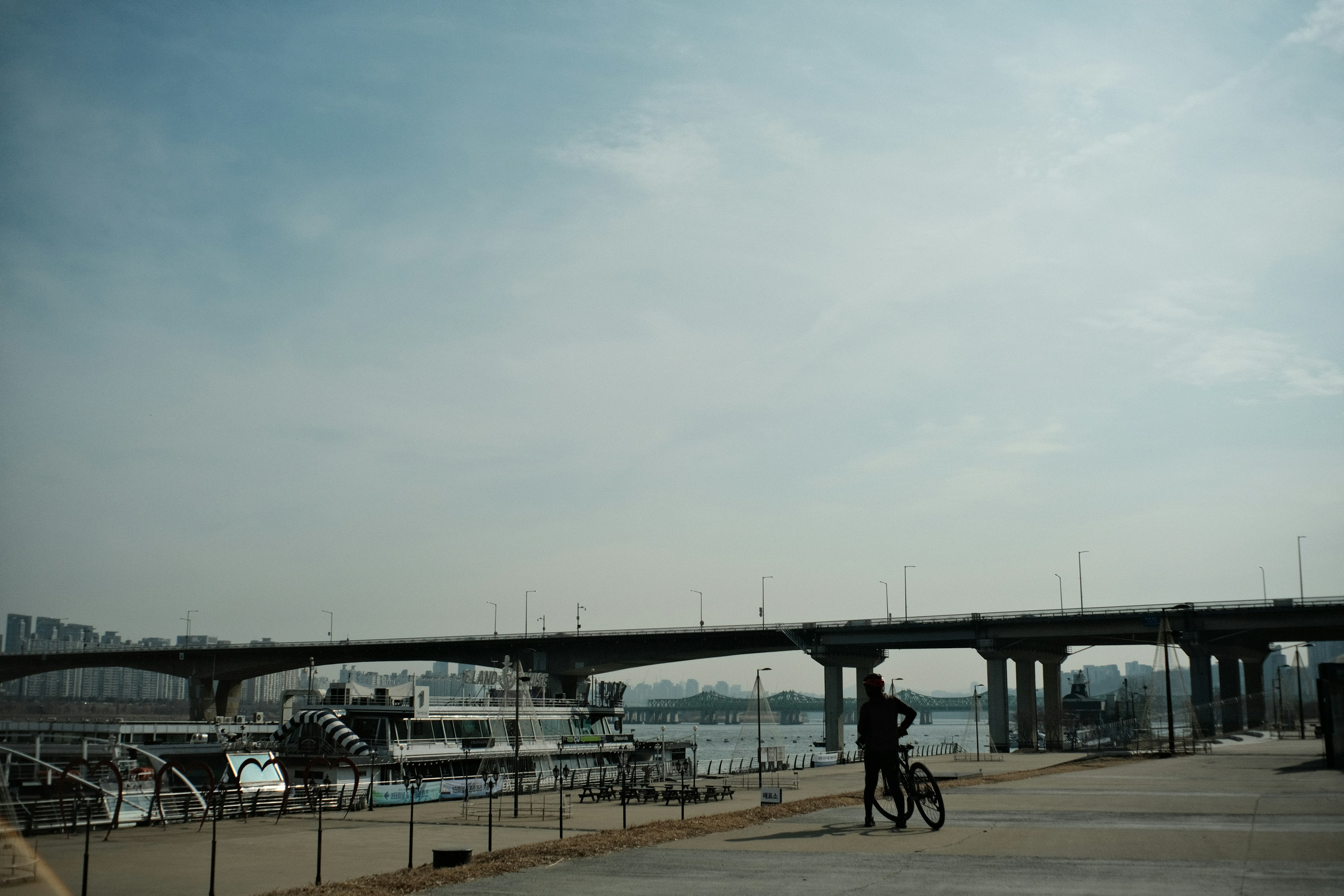 川沿いのサイクリストと橋の風景