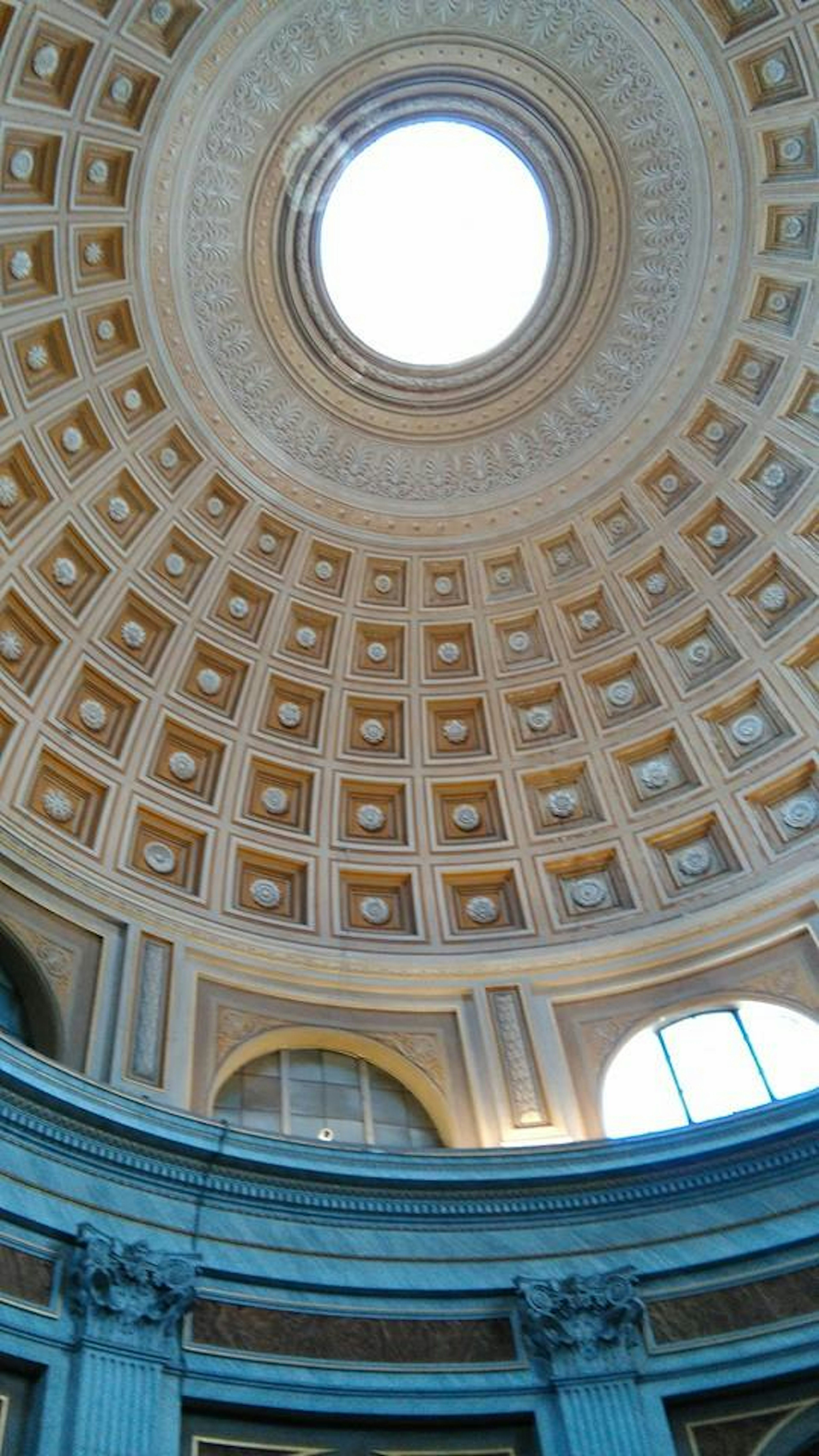 Vista interior de un hermoso techo de cúpula con una apertura circular