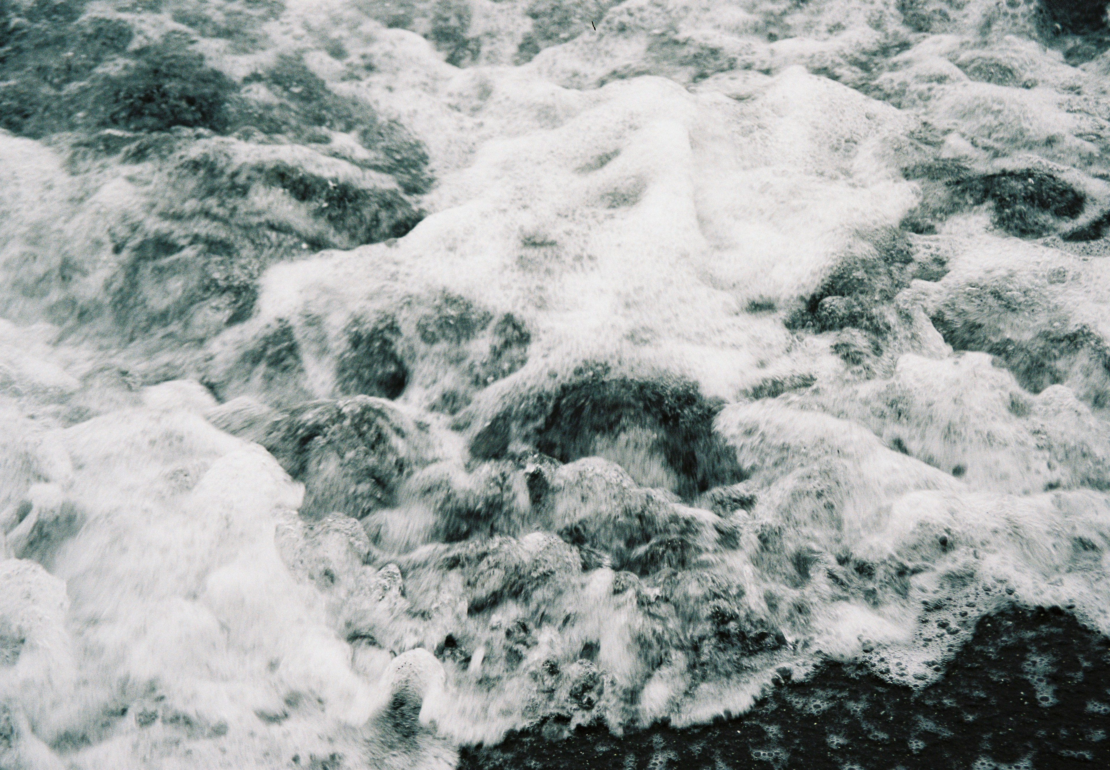 Onde oceaniche spumose con uno sfondo scuro