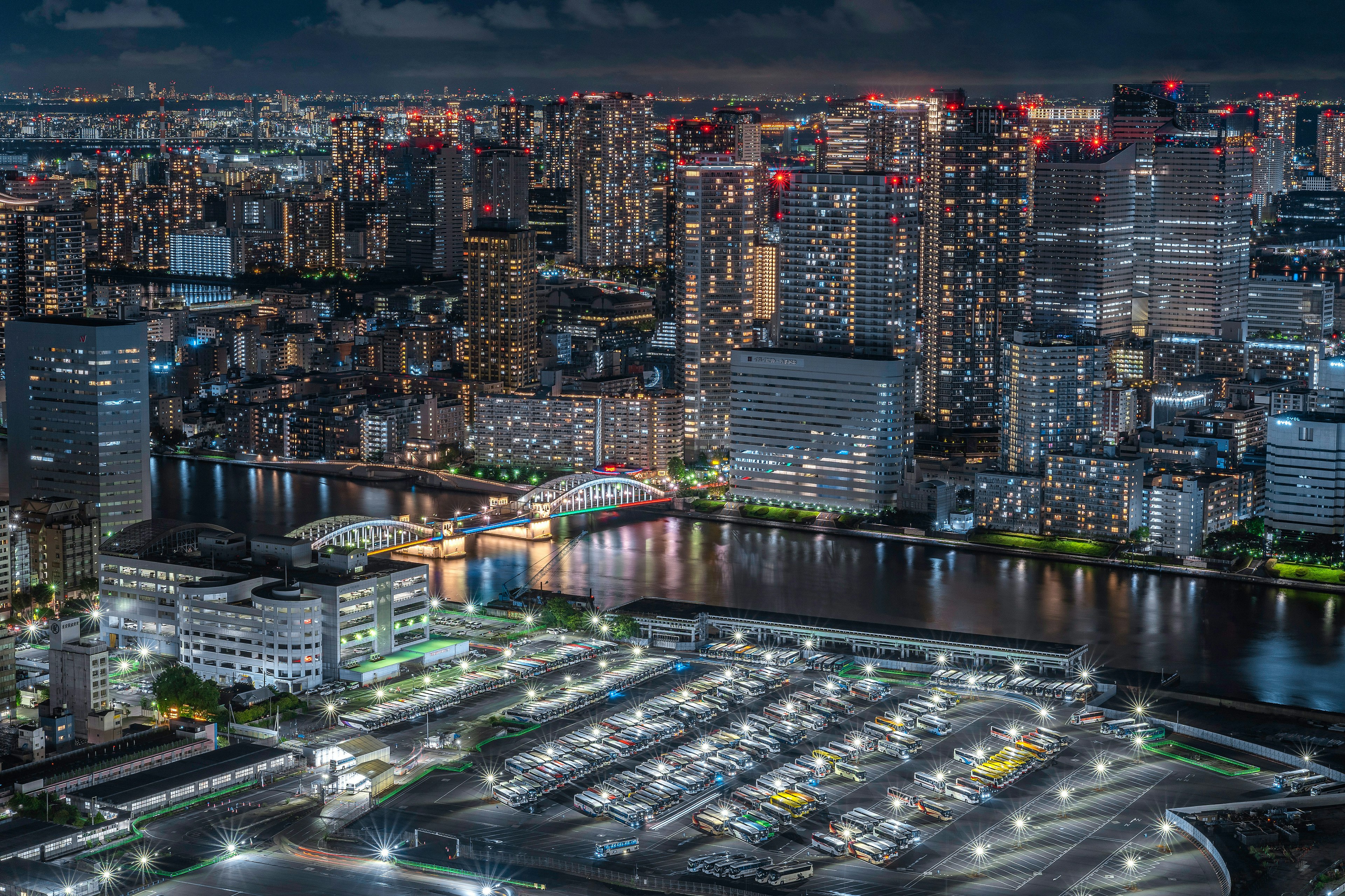 Panorama nocturno de Tokio con rascacielos y vista del río