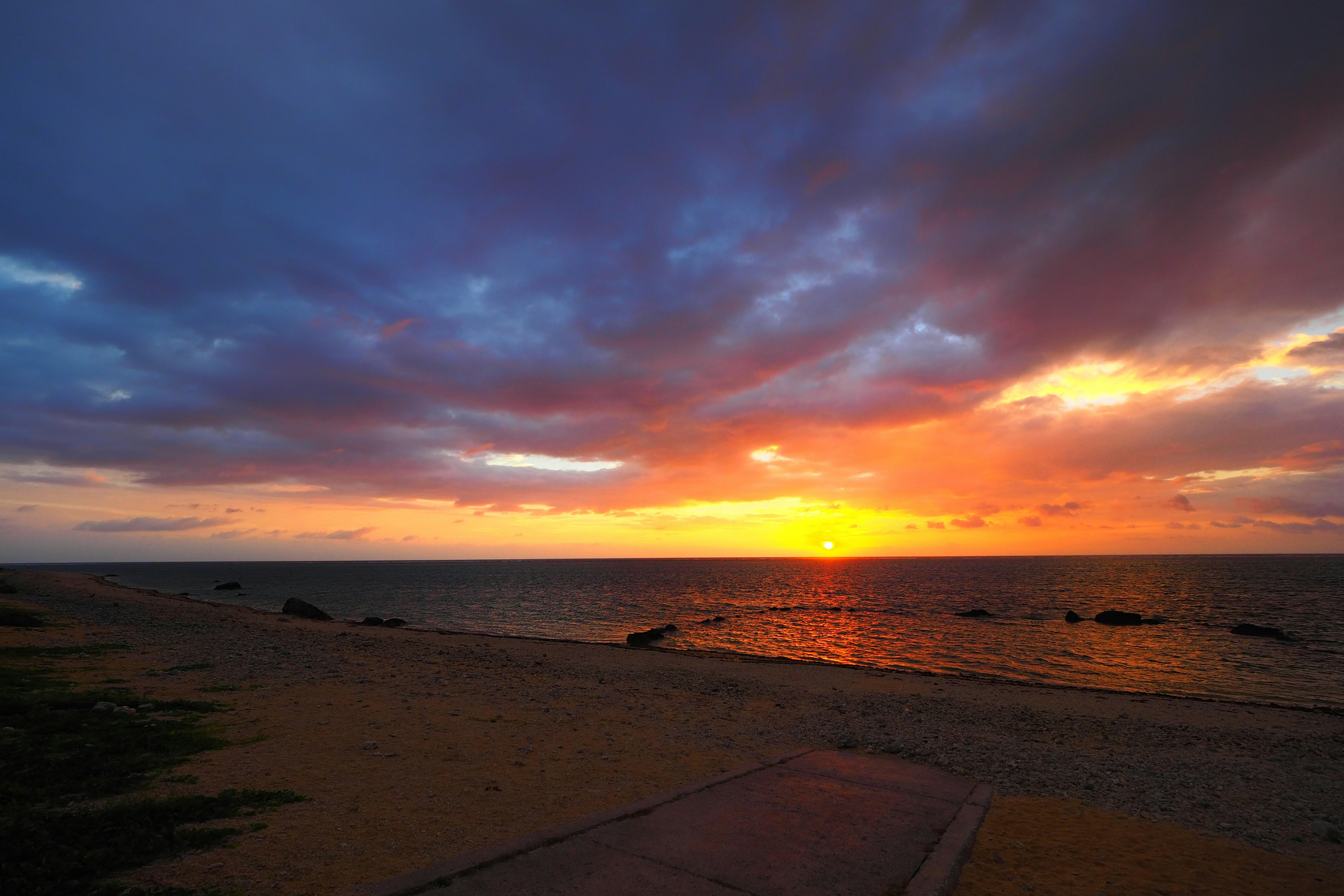 Bellissimo paesaggio marino al tramonto con cielo e nuvole colorate