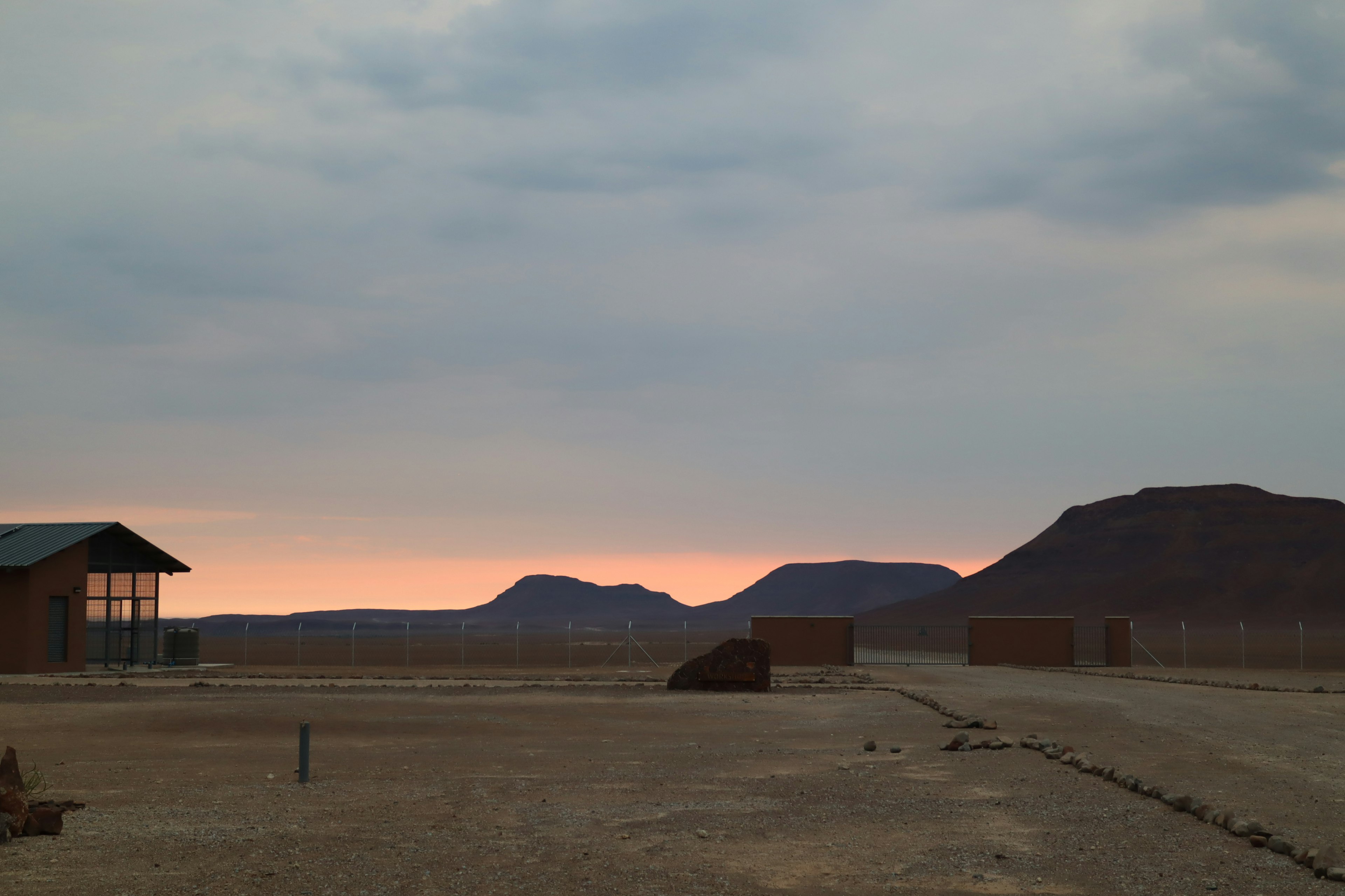 山と空の色合いが美しい夕暮れの風景