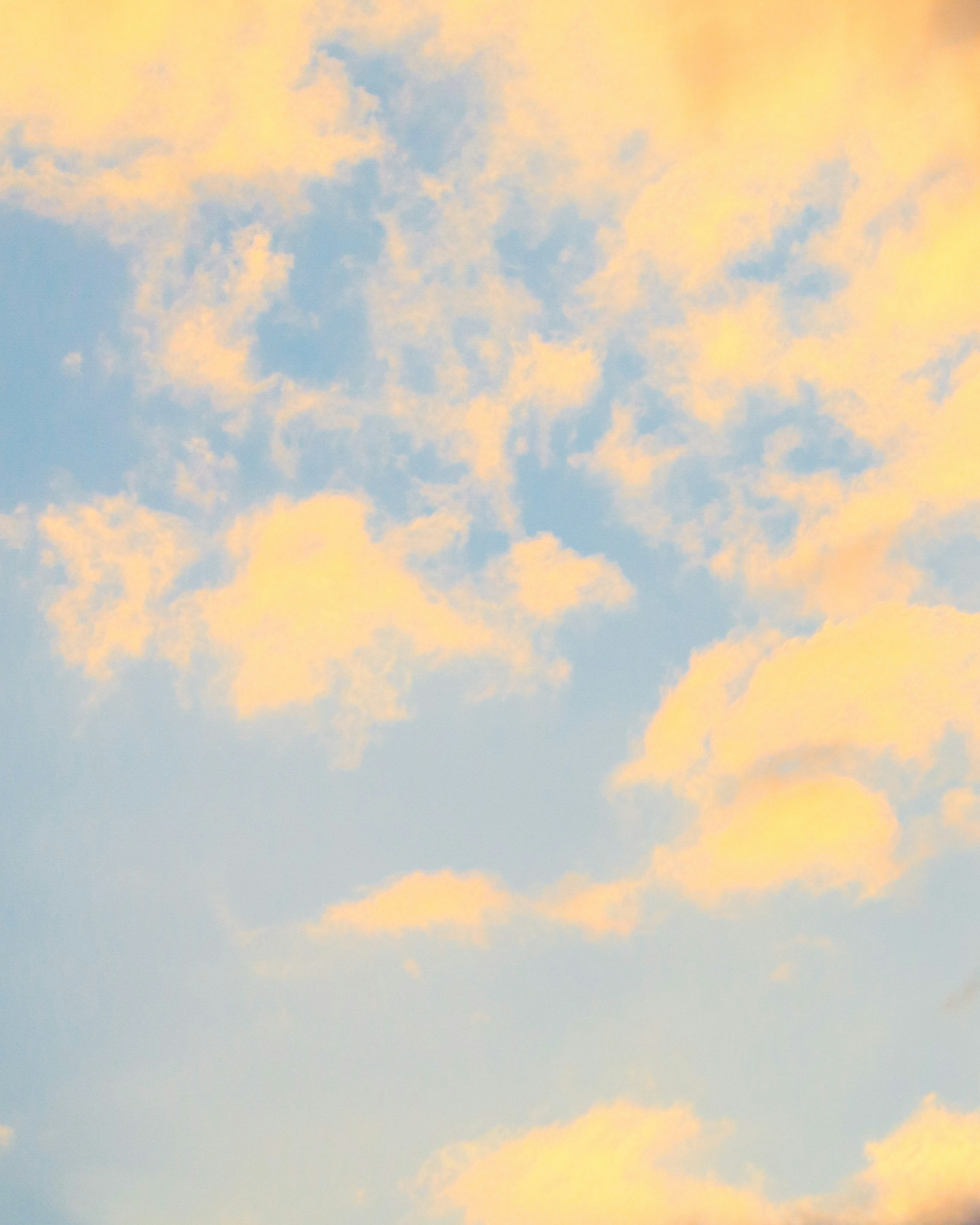 Nubes suaves en un cielo azul