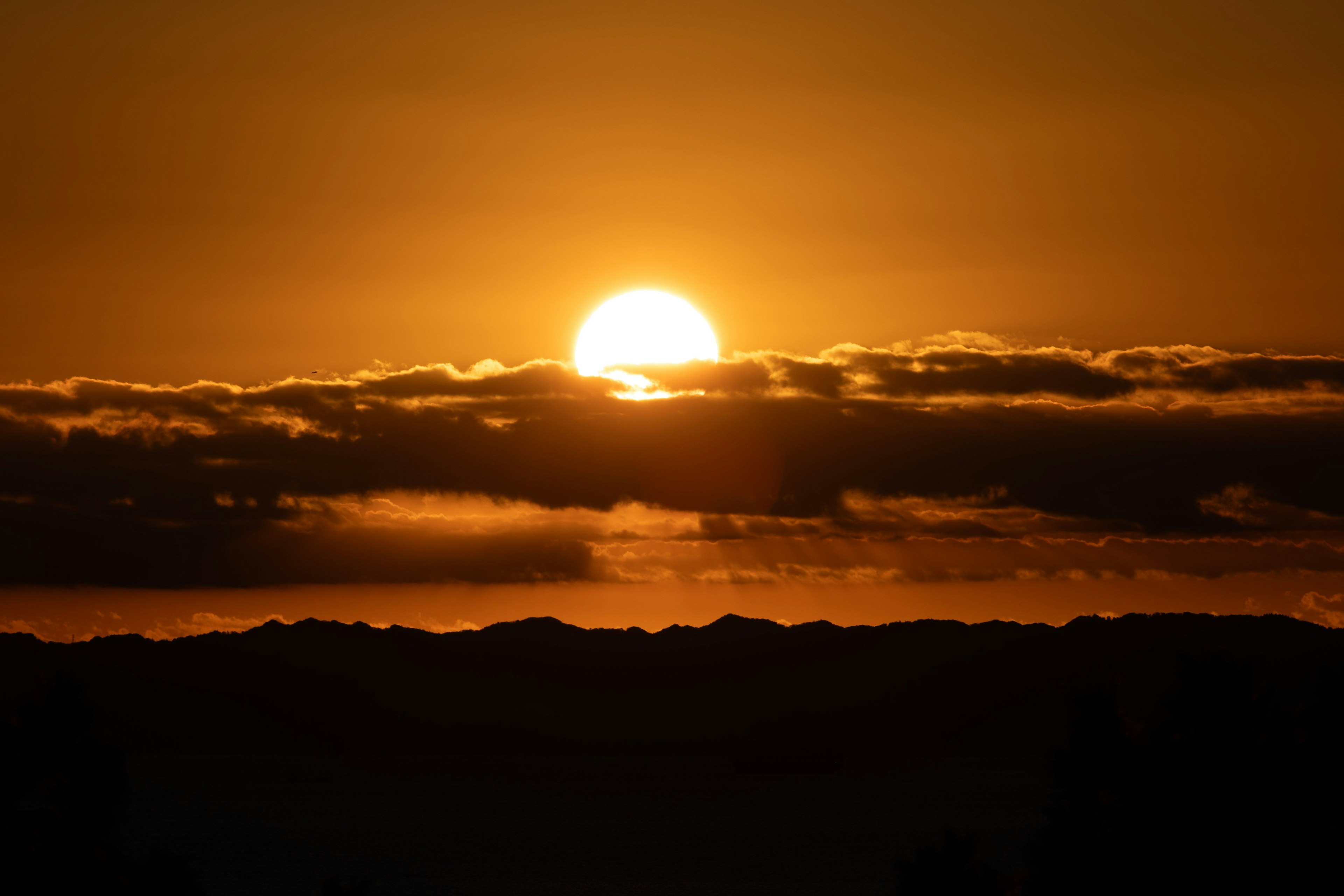 美しい夕日が雲の上に昇る風景