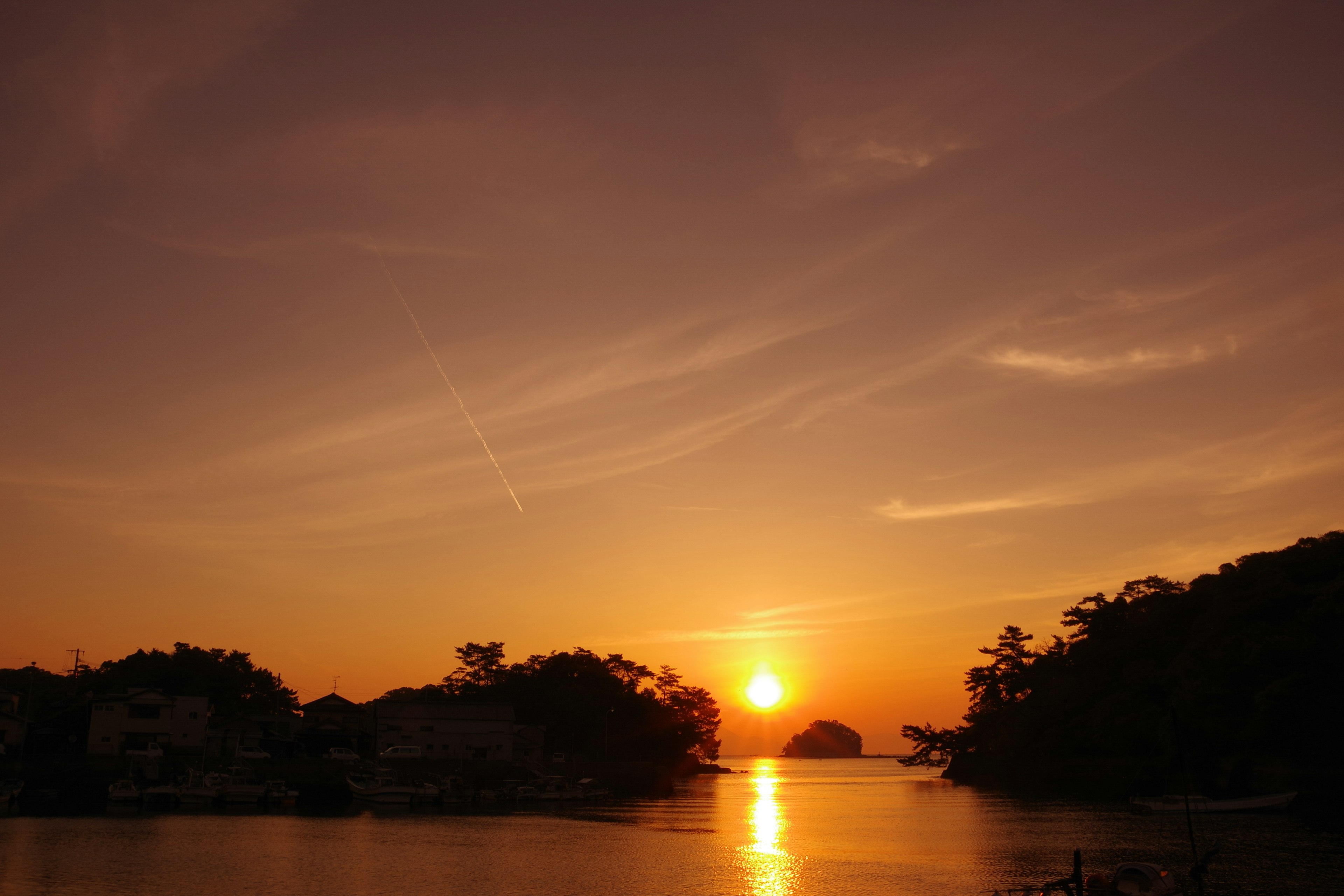 Ein schöner Sonnenuntergang über dem Ozean mit ruhigen Inseln und einer ruhigen Wasseroberfläche