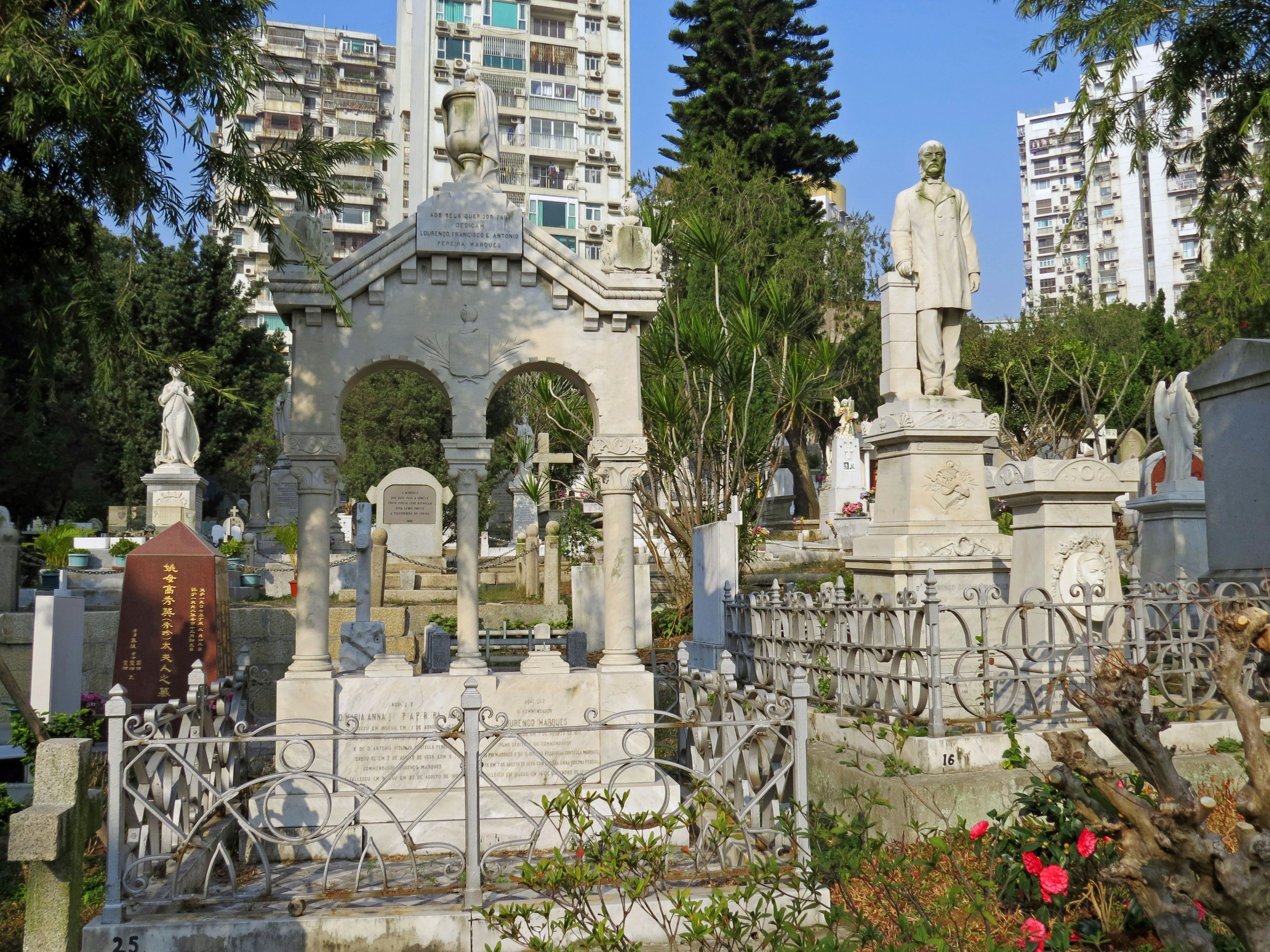 Un paisaje hermoso rodeado de esculturas y monumentos en un cementerio