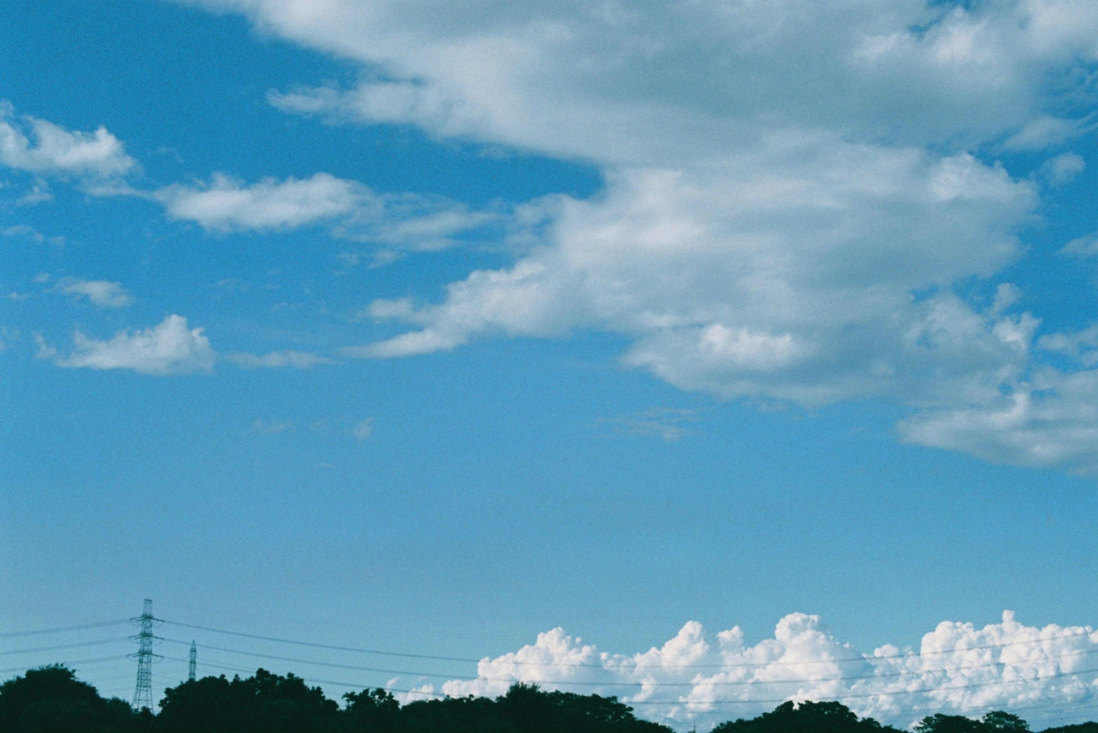 Un paisaje con cielo azul y nubes blancas