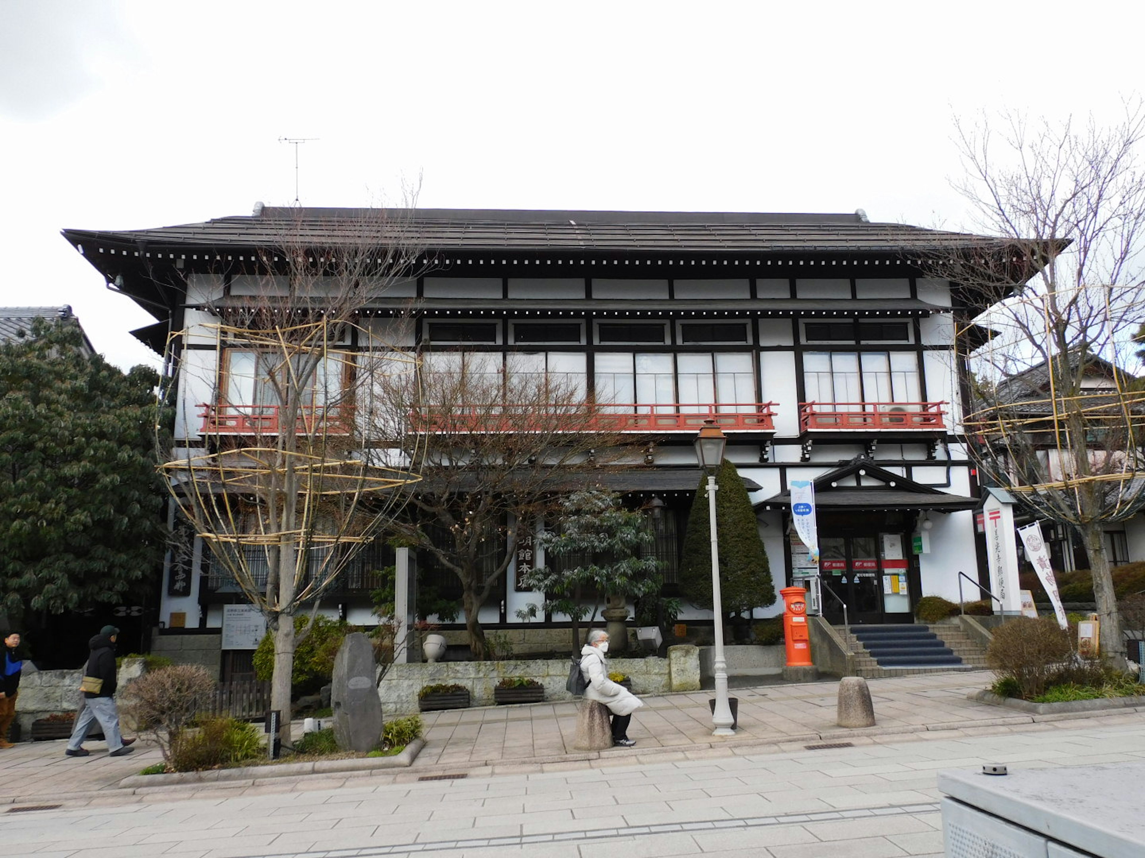 Traditionelle japanische Architektur mit einem kunstvollen Gebäude und Menschen in der Nähe