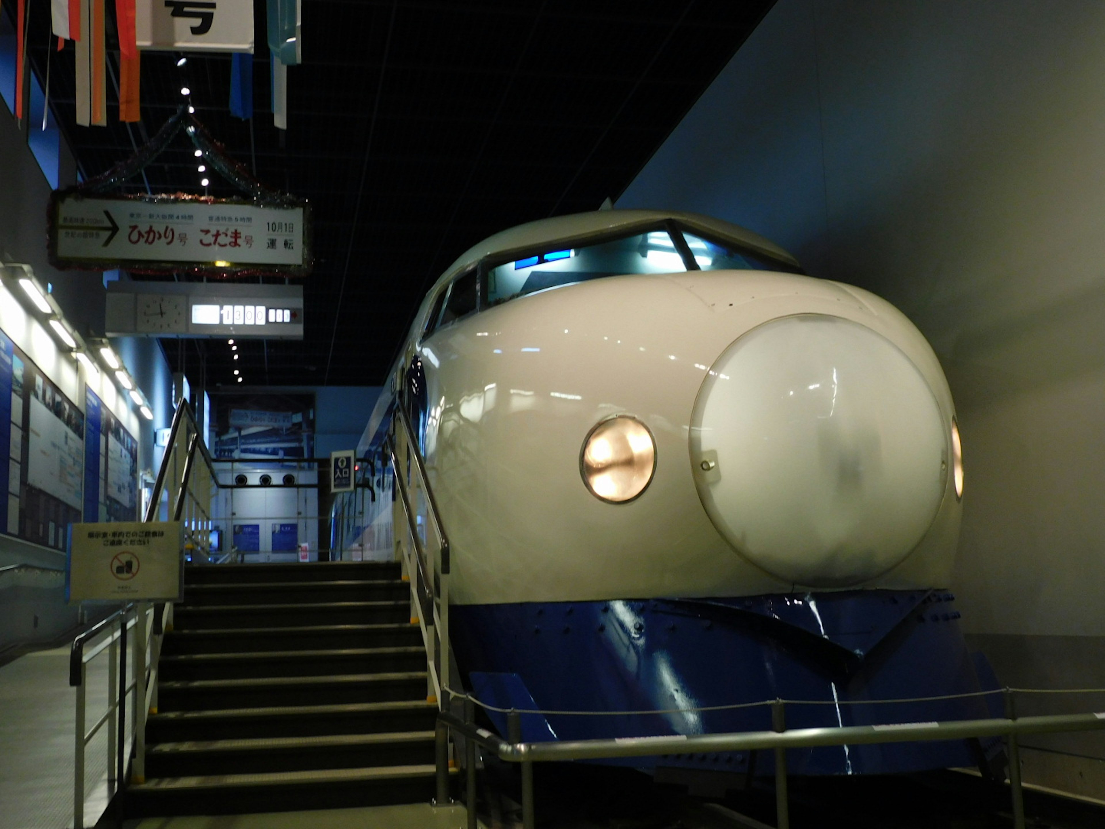 Train Shinkansen historique exposé dans un intérieur de musée