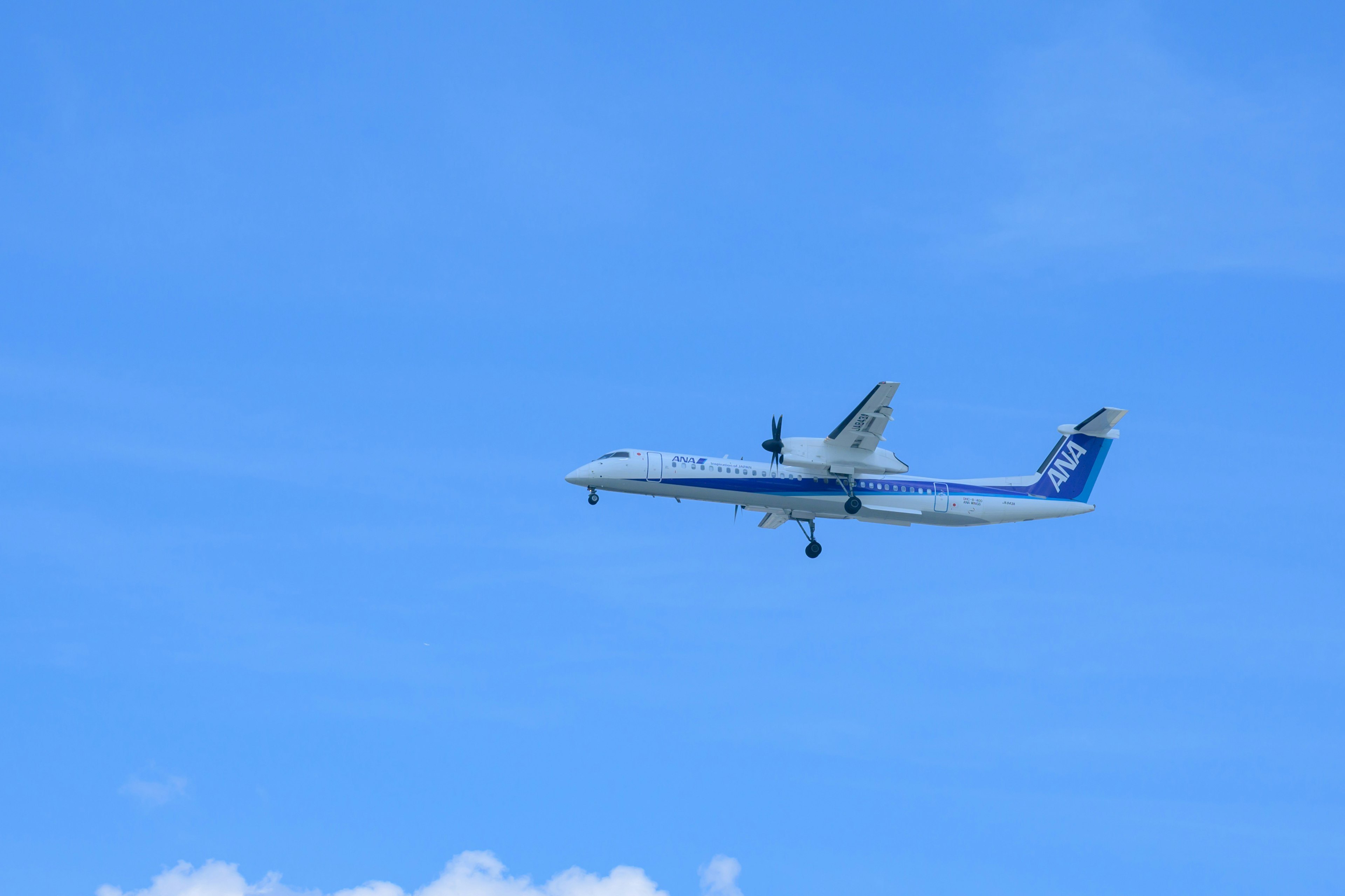 Un piccolo aereo passeggeri che vola in un cielo blu