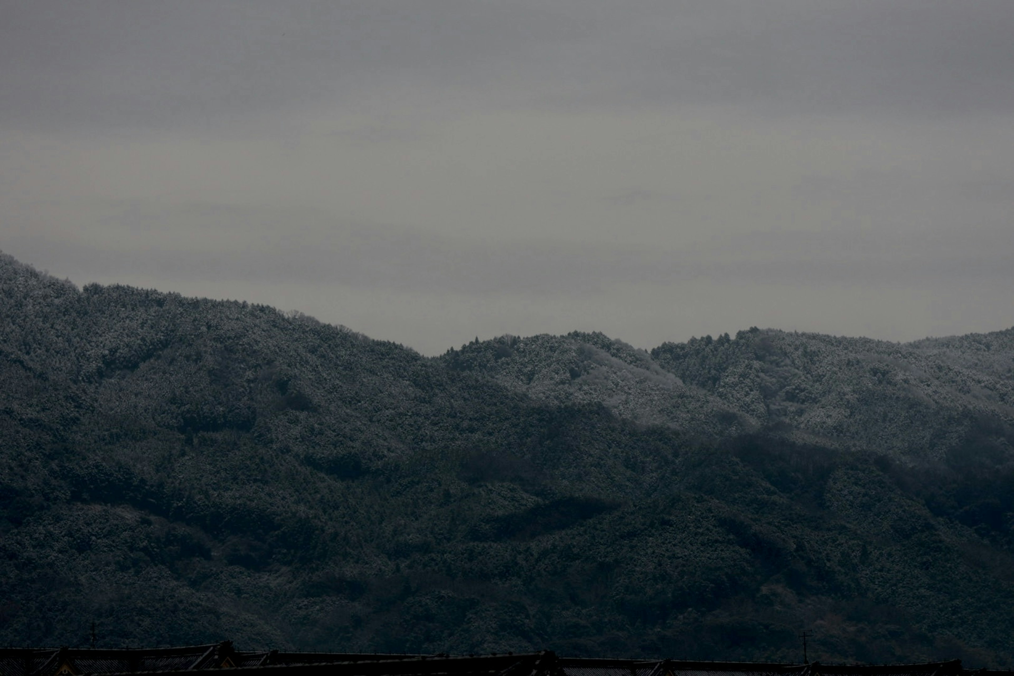 Montagnes enneigées sous un ciel nuageux