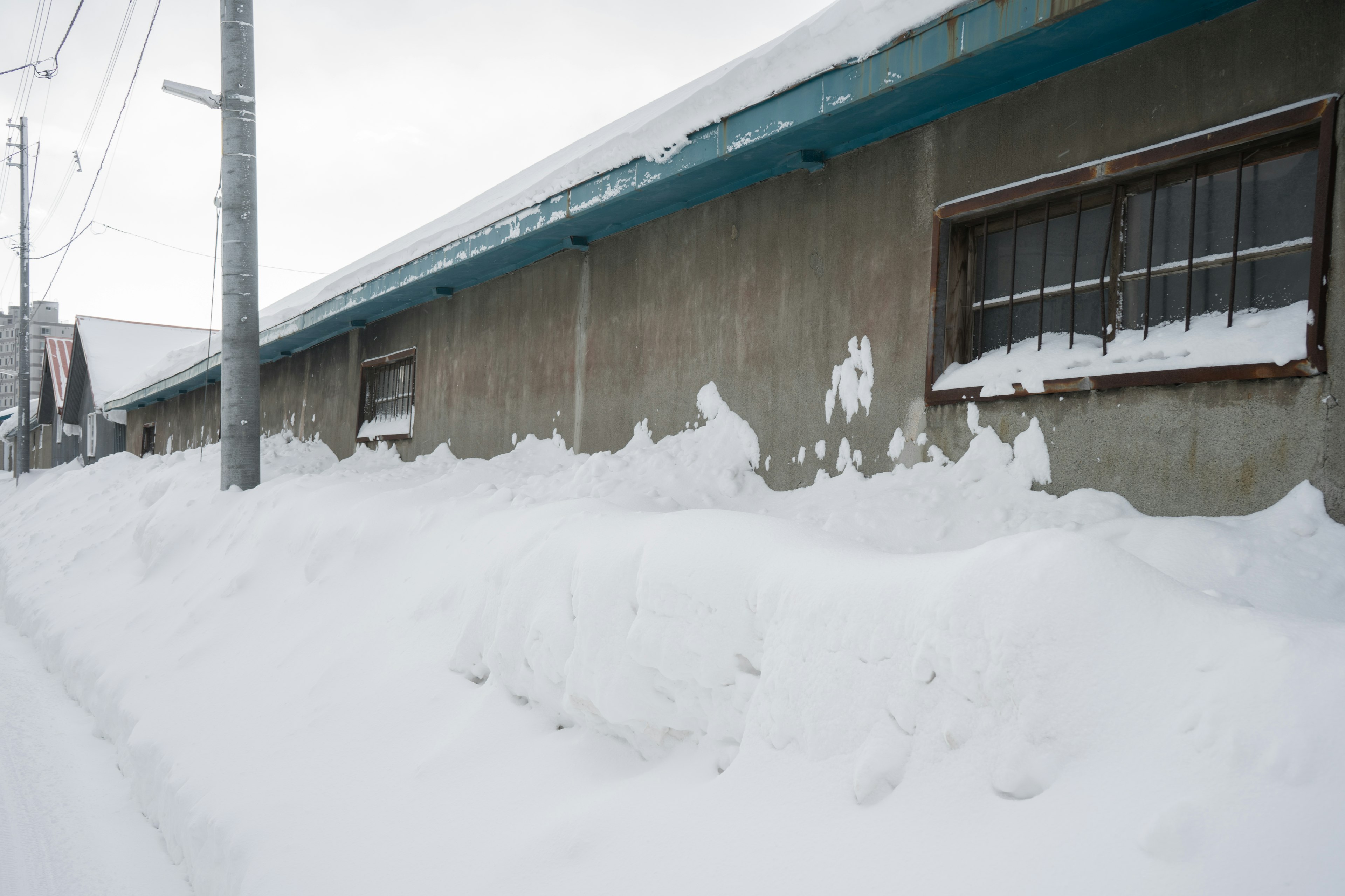 Esterno di un edificio coperto di neve con finestre