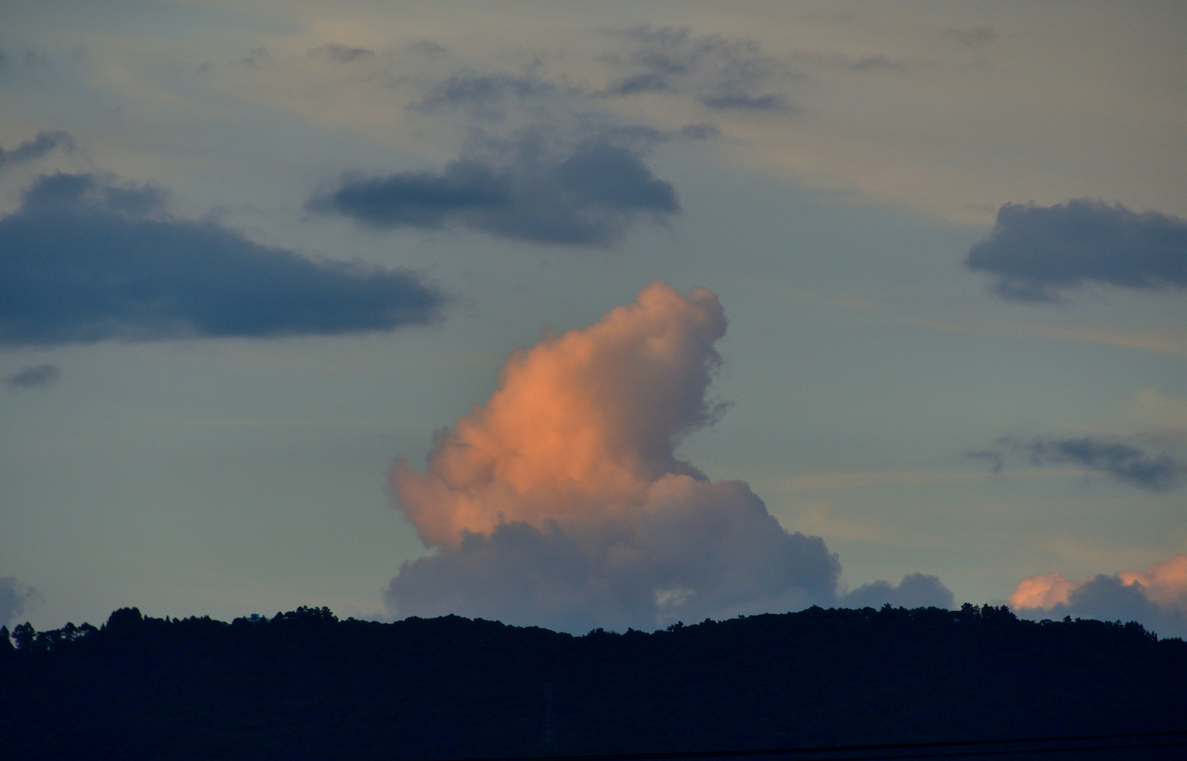 Silhouette de montagnes avec des nuages dans un ciel crépusculaire