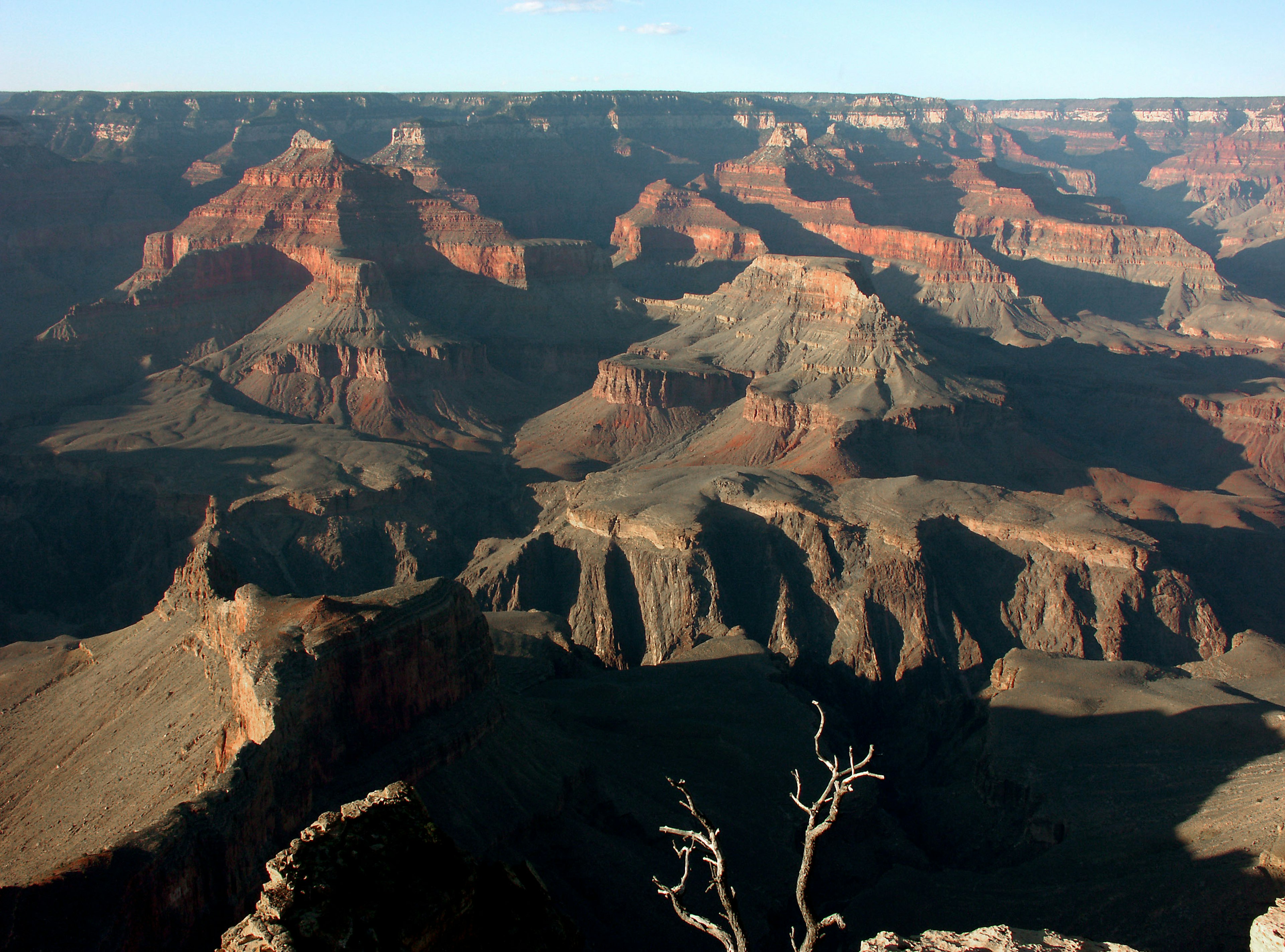 Paesaggio del Grand Canyon che mostra formazioni rocciose drammatiche e colori vivaci