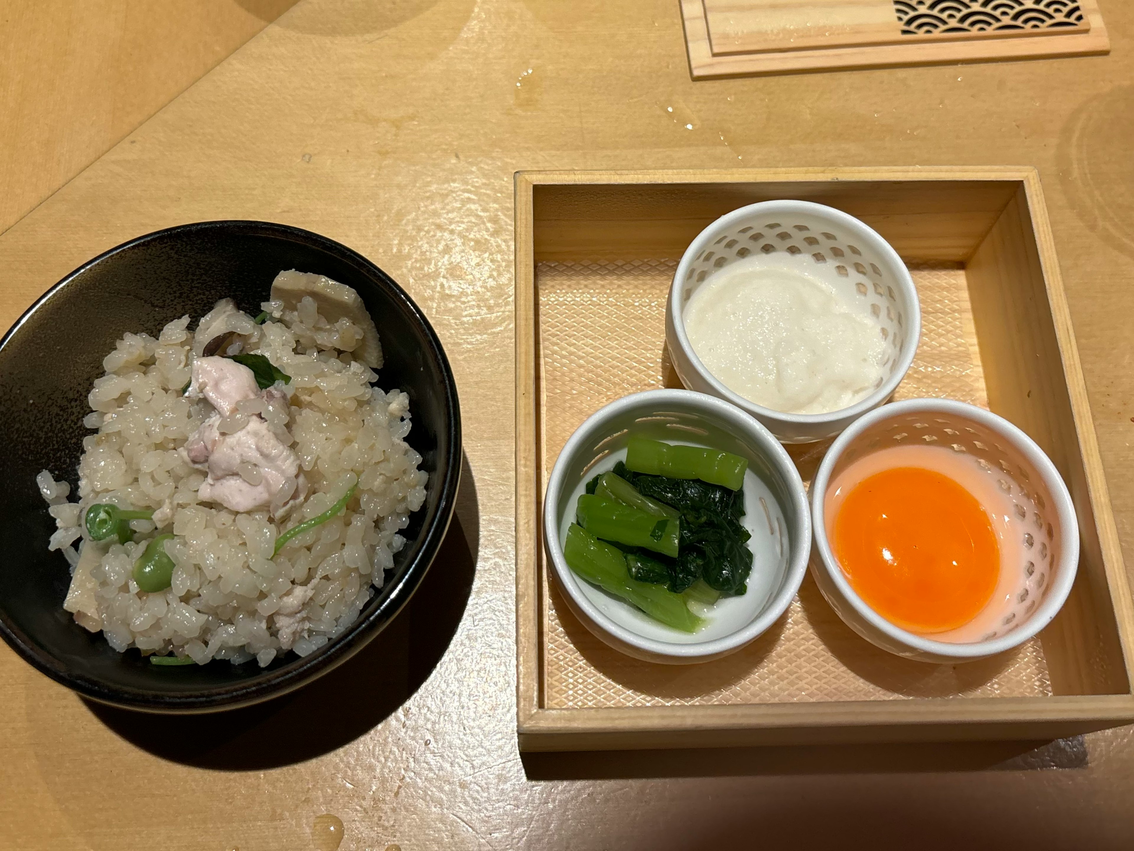 ご飯と小鉢のセット 鶏肉と野菜の混ぜご飯 緑色の野菜と卵黄