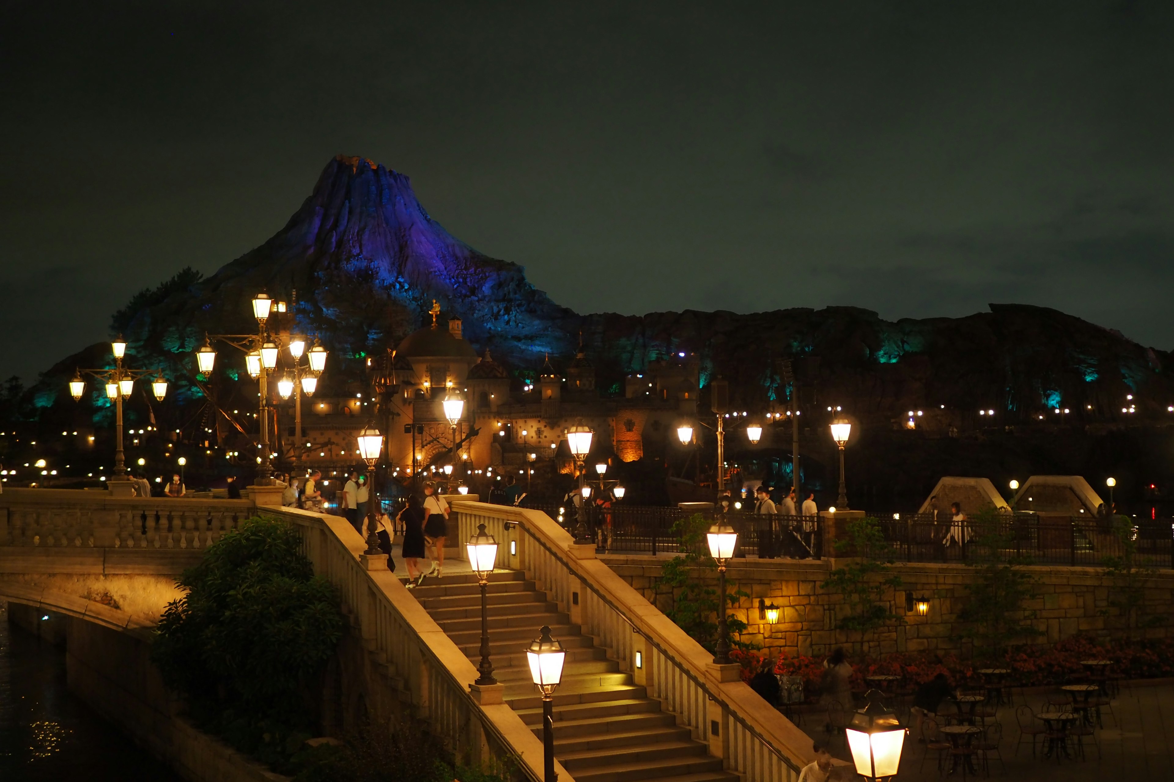 Belle vue nocturne d'une montagne avec des lampadaires