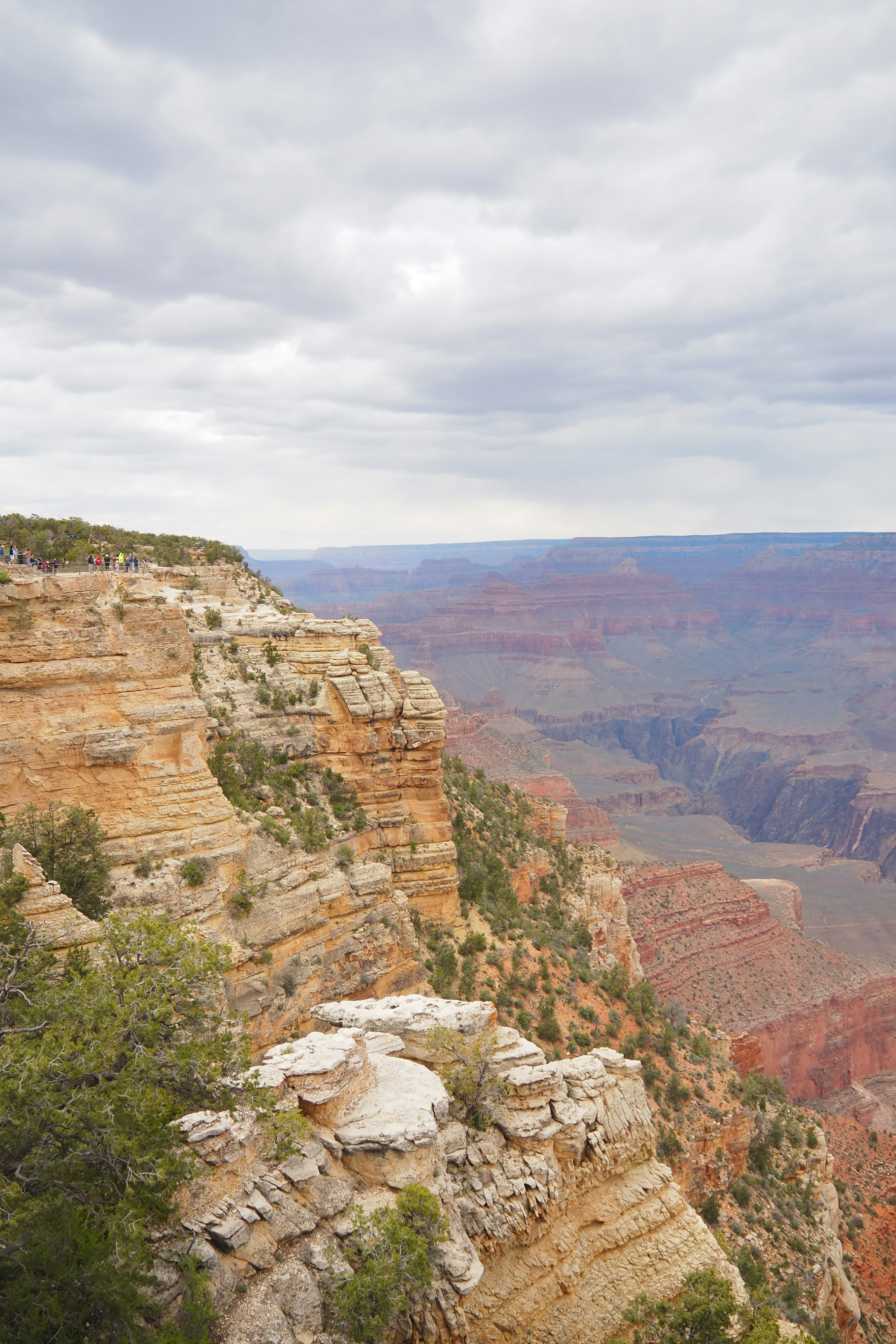 Vista mozzafiato del Grand Canyon con formazioni rocciose uniche