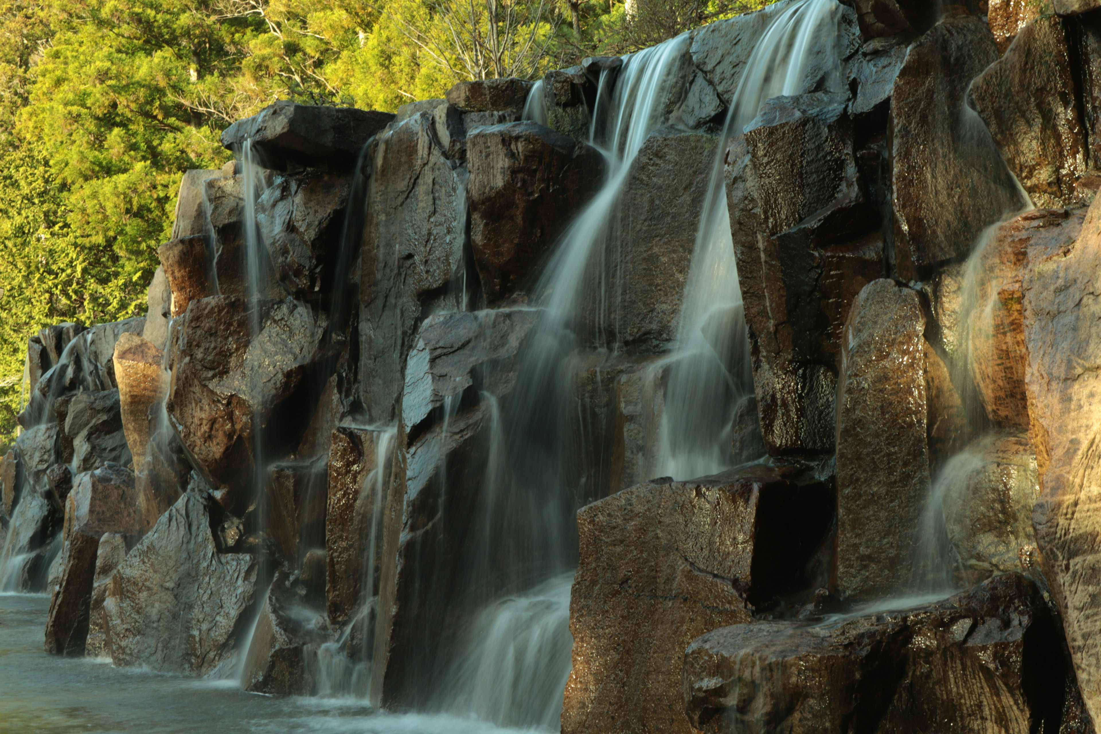 Una bella cascata scorre sulle rocce in un ambiente naturale