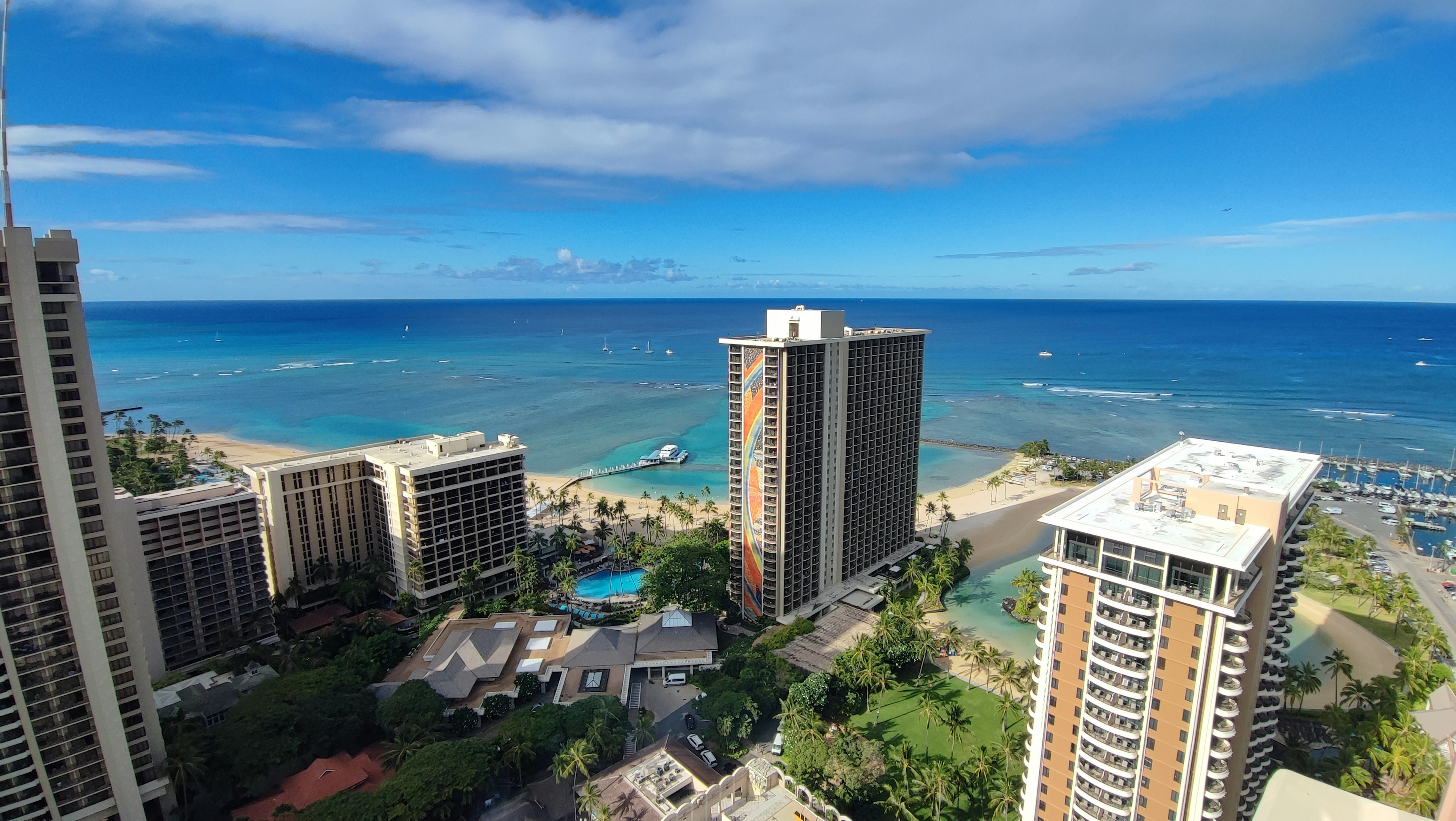 Aussicht auf Hochhäuser in Hawaii mit blauem Ozean und Himmel