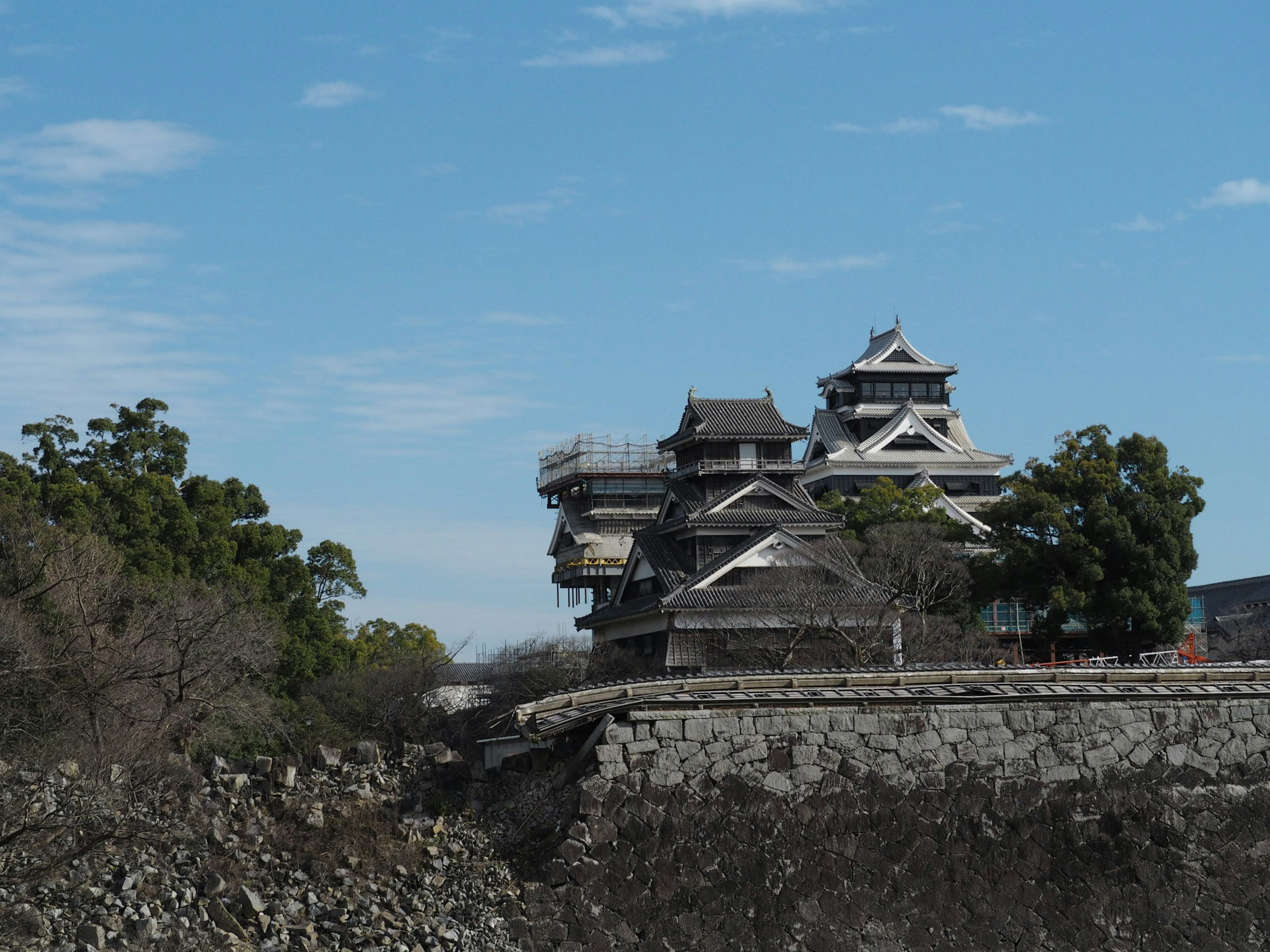 Imagen que muestra el trabajo de restauración en el castillo de Kumamoto