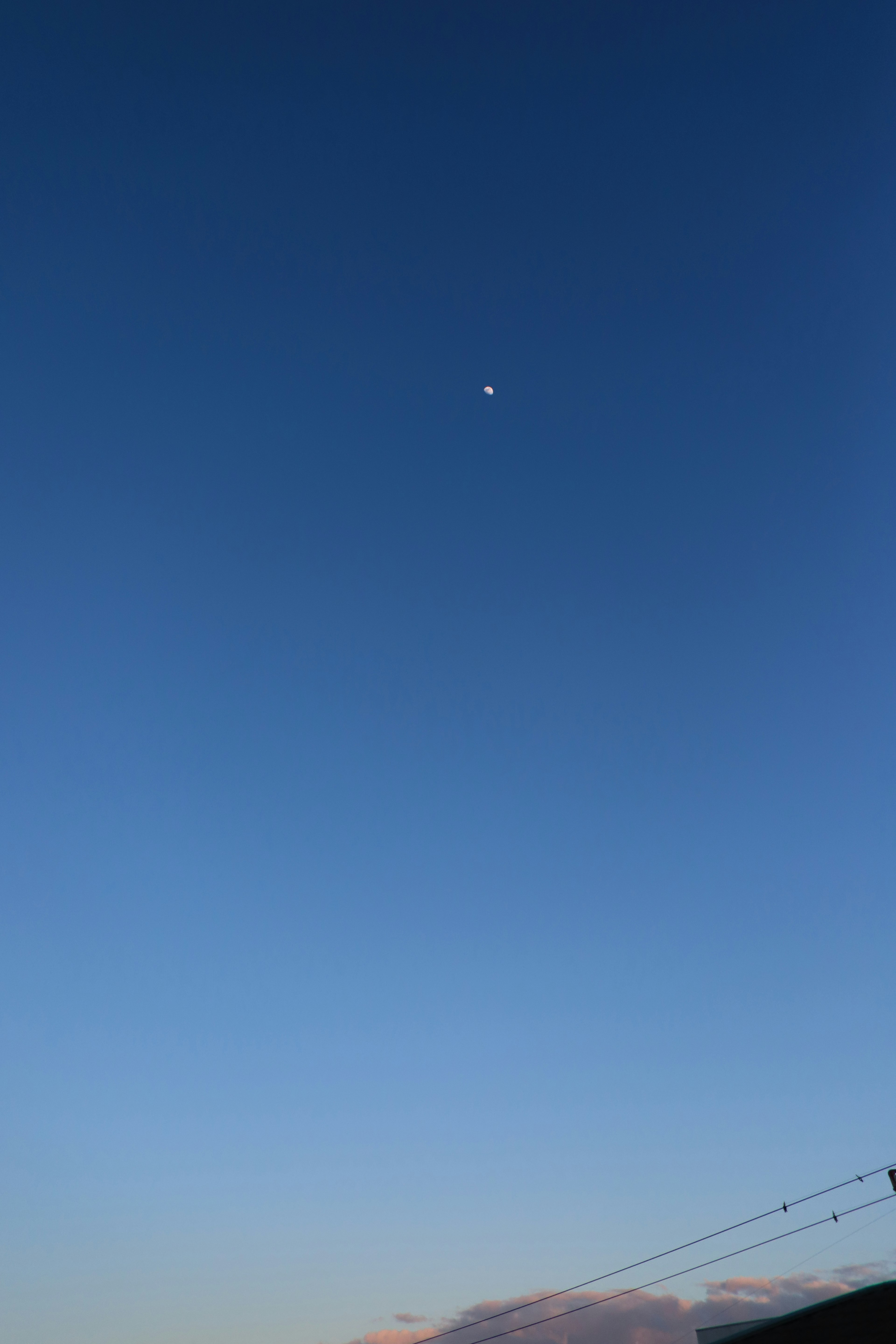 Titik putih kecil di langit biru