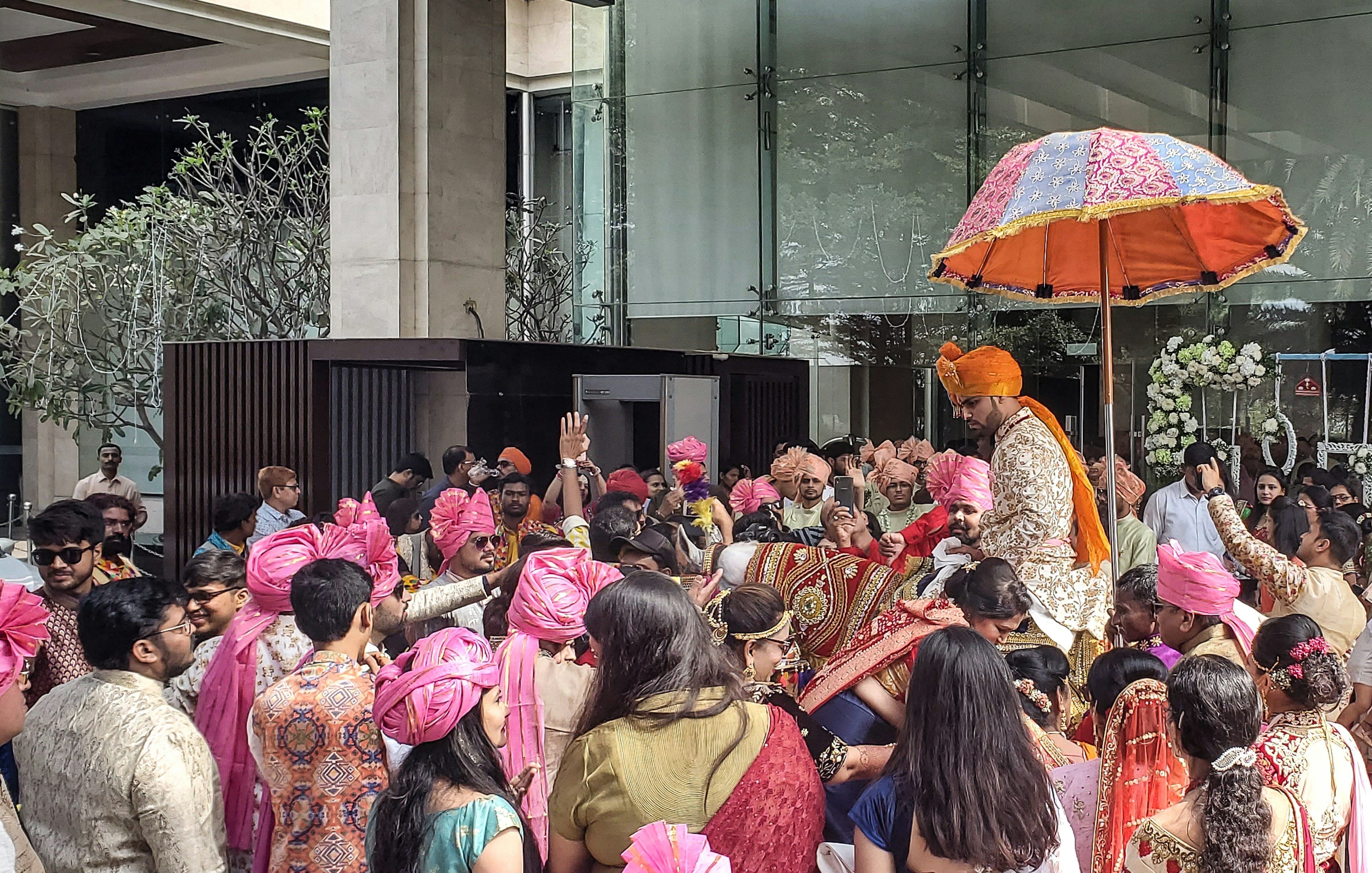 Sekelompok orang berpakaian tradisional merayakan sebuah acara meriah