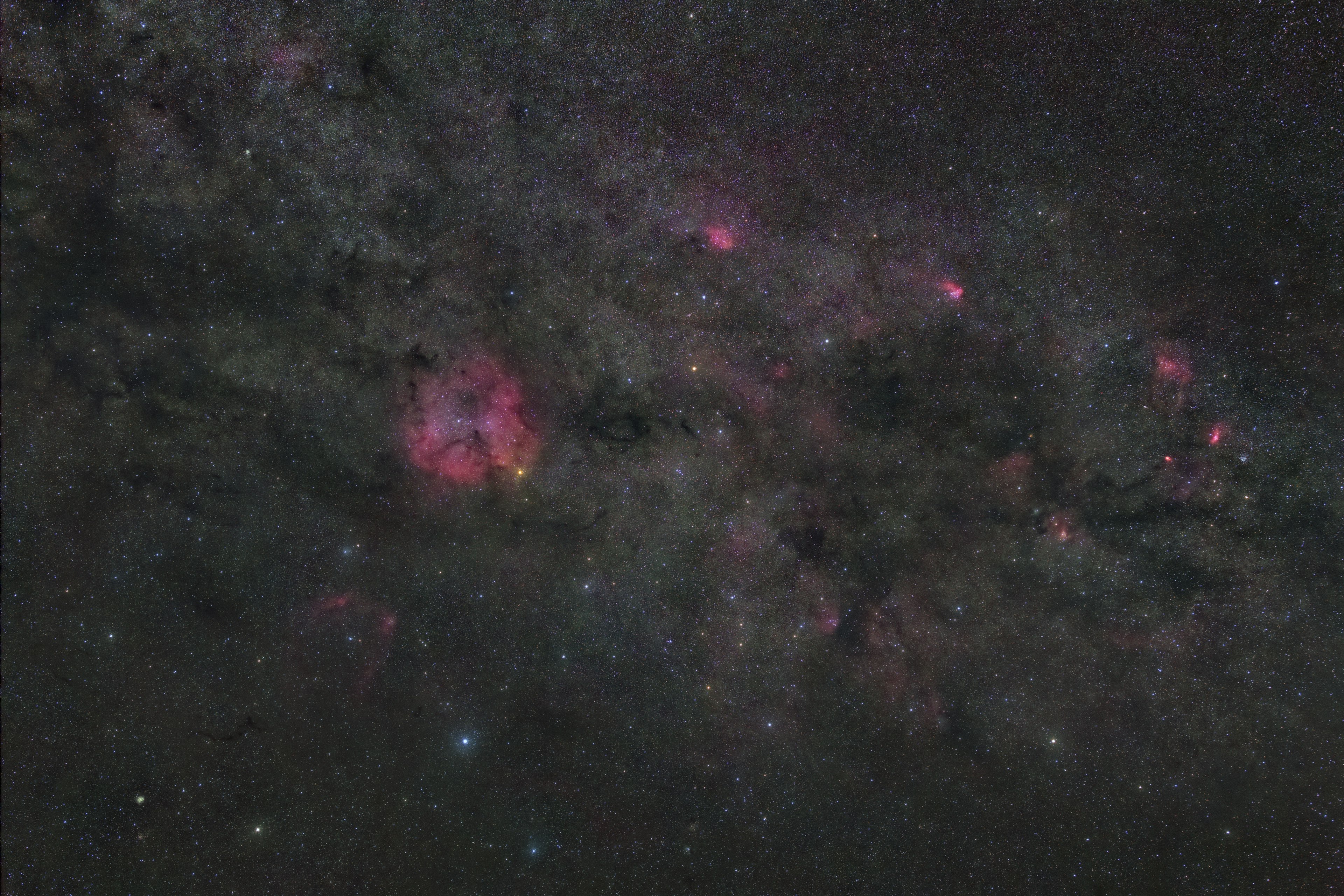 鮮やかな星雲と星の散乱を含む宇宙の写真