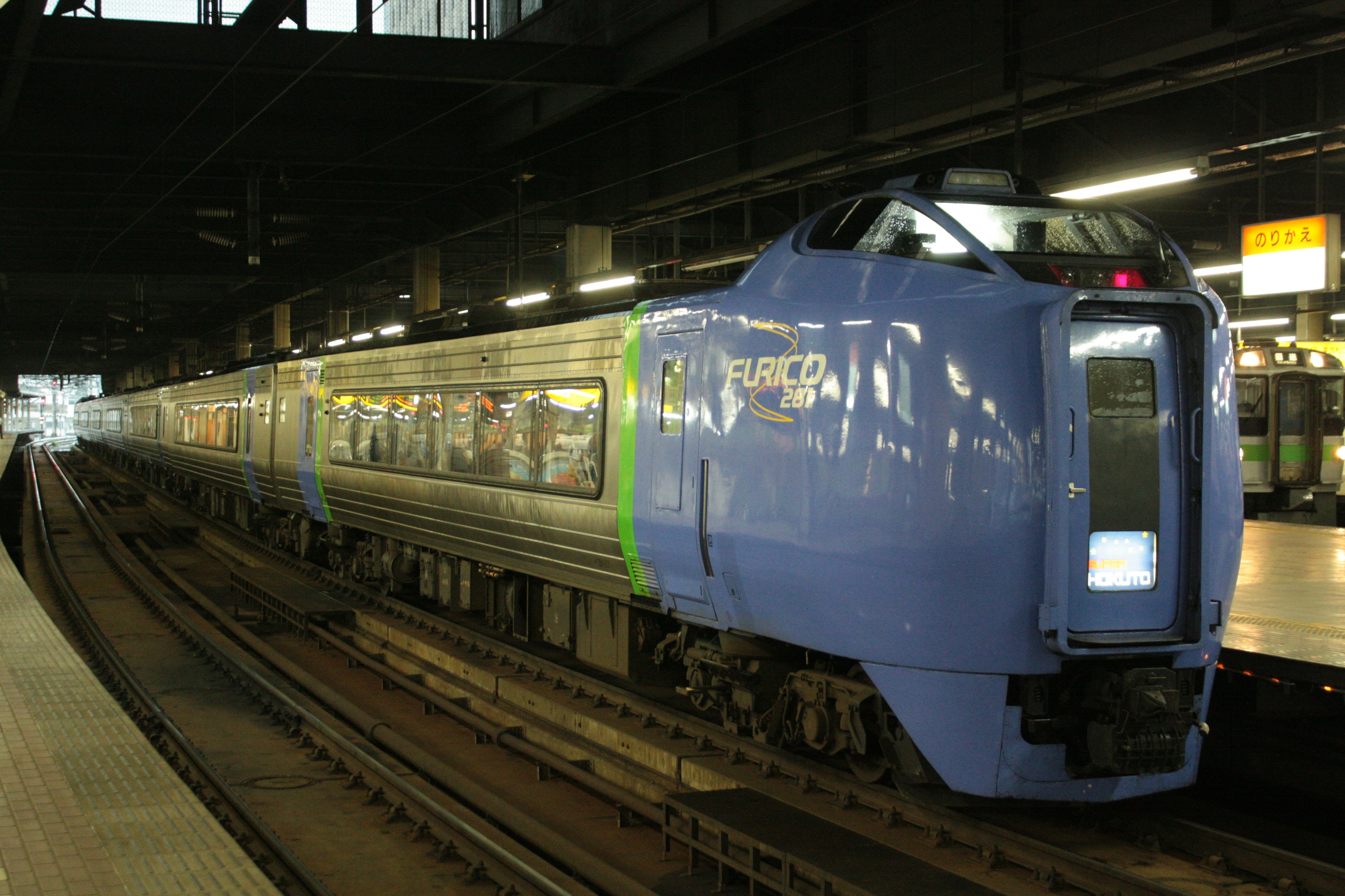 Train express bleu à une station