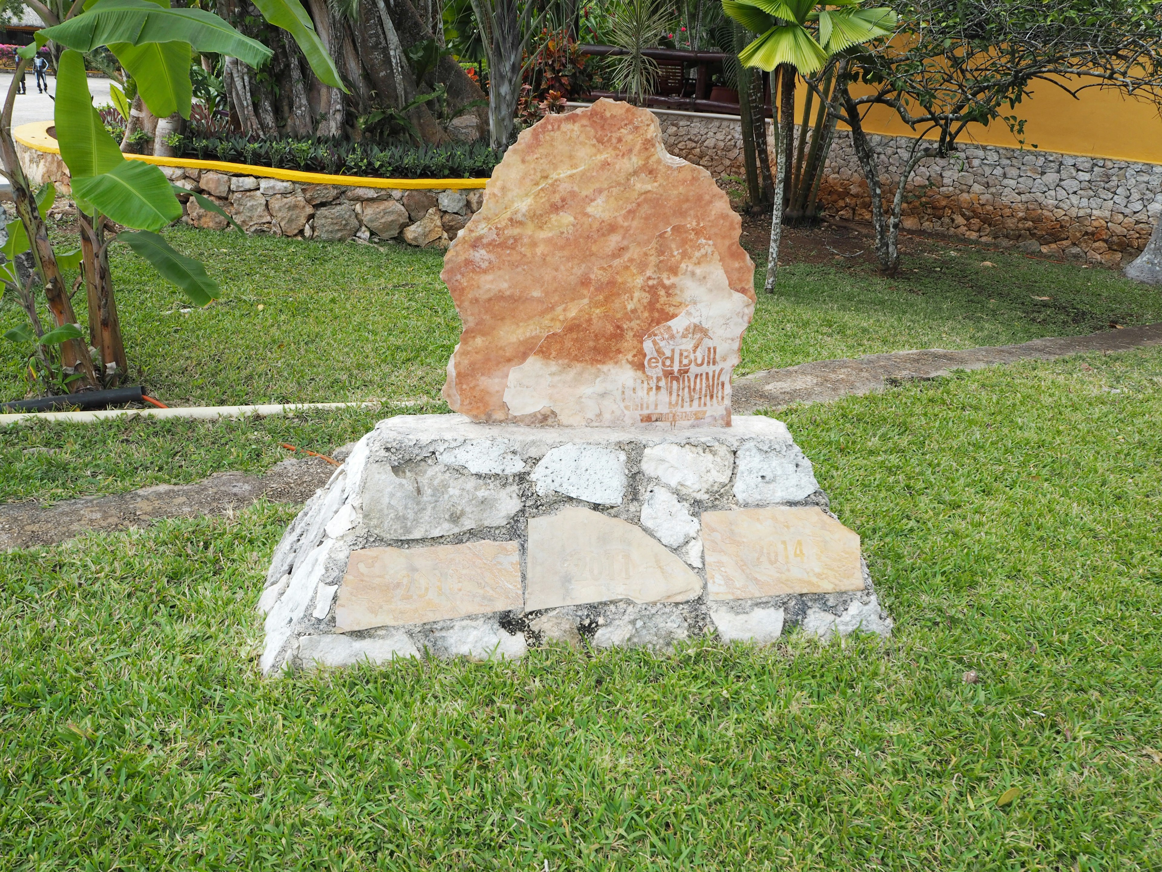 Monument en pierre naturelle dans un jardin avec une base en pierre