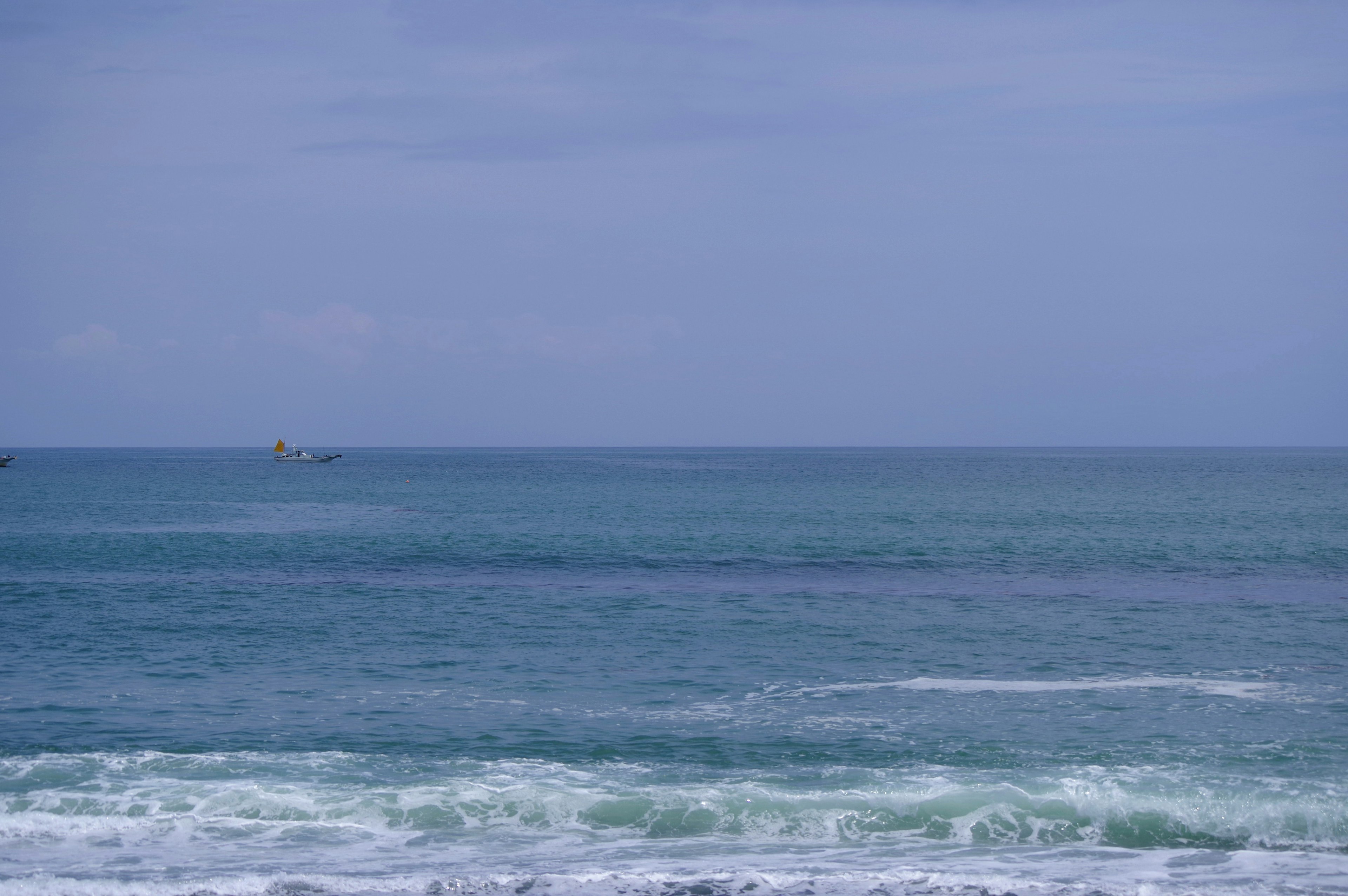 青い海と穏やかな空の風景