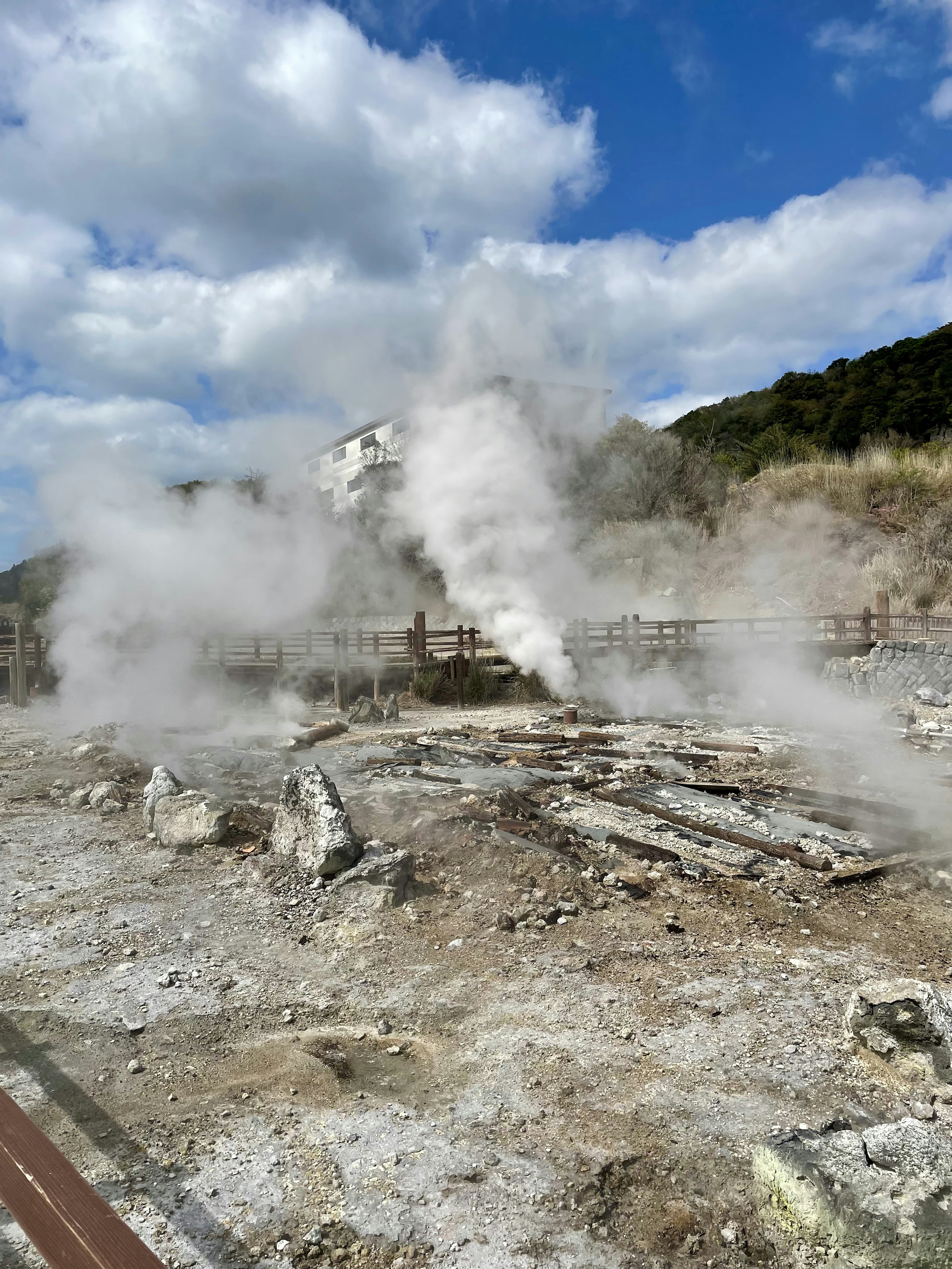 Vapeur s'élevant d'un paysage de source chaude sous un ciel bleu