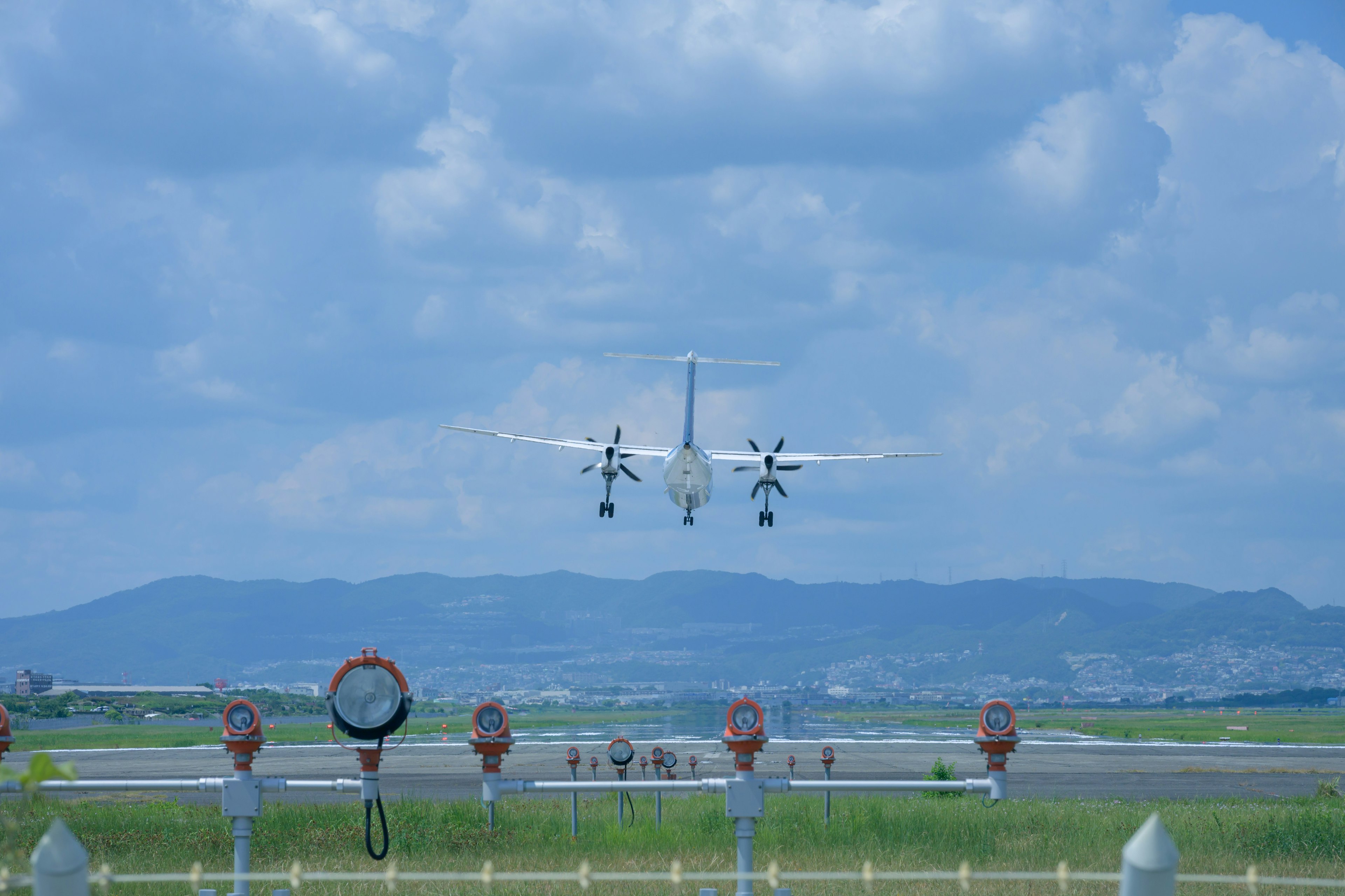 飛機在藍天背景下降落在機場跑道上