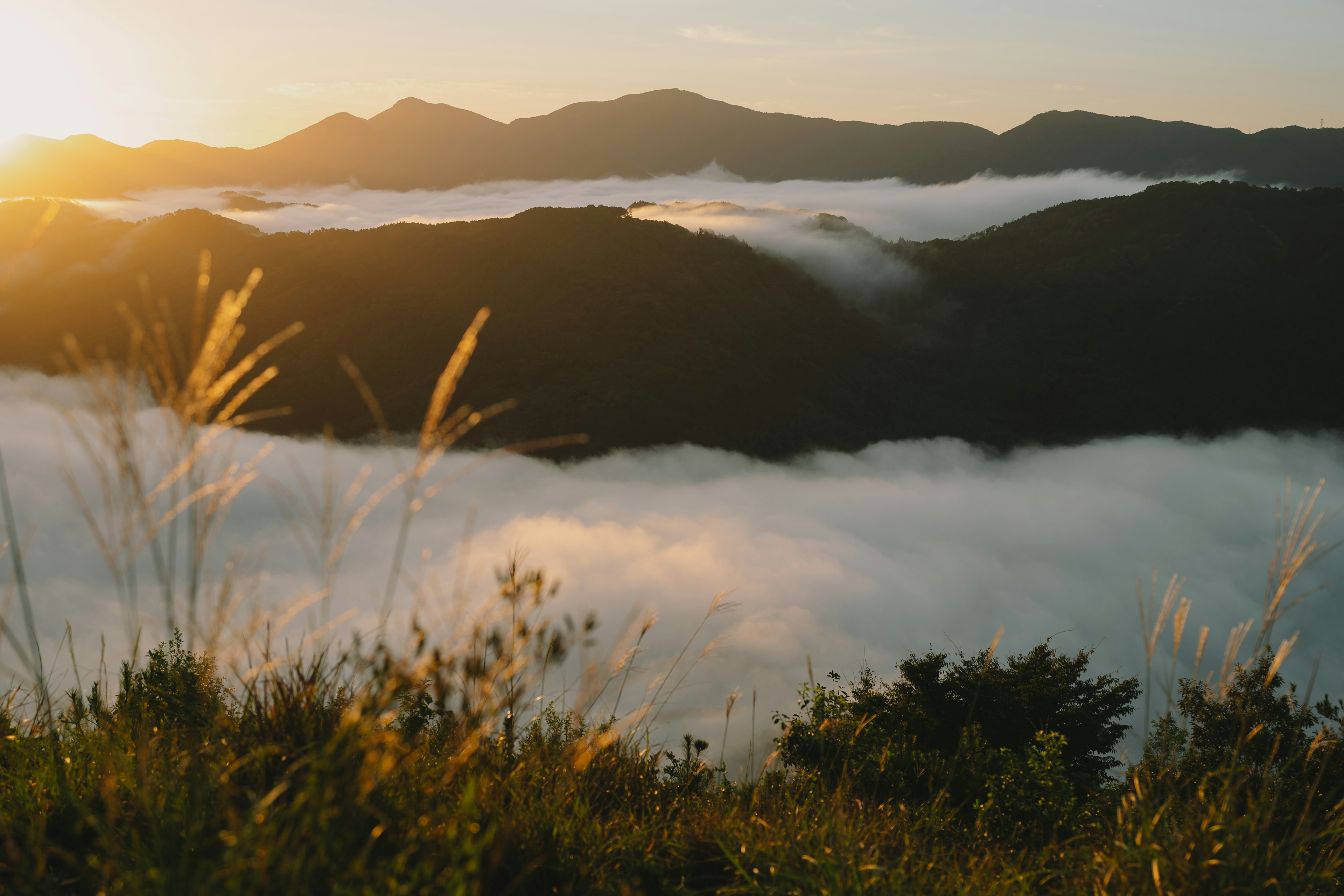 Hermoso paisaje de montañas y mar de nubes con luz solar