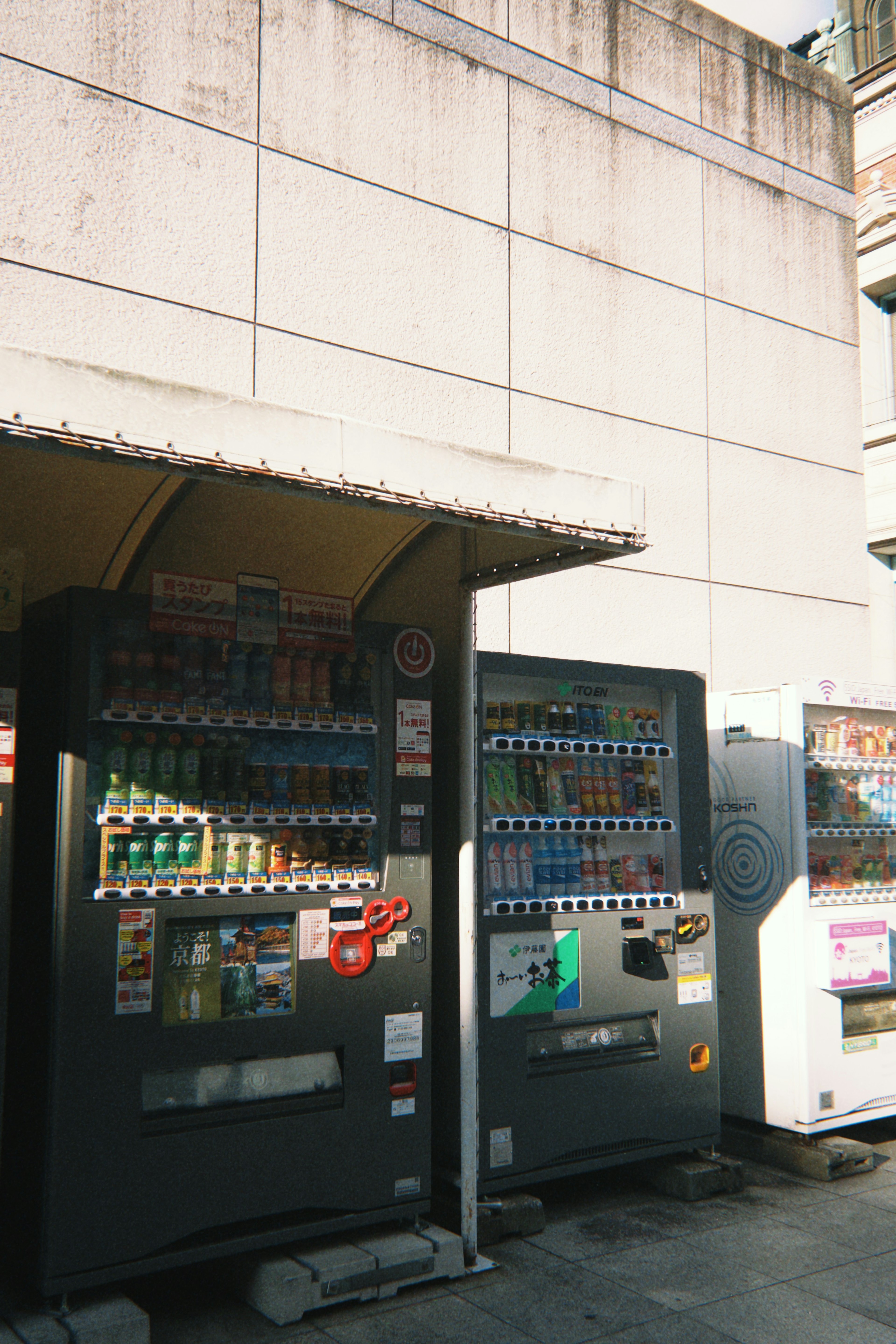 自動販売機が並ぶ街角の風景