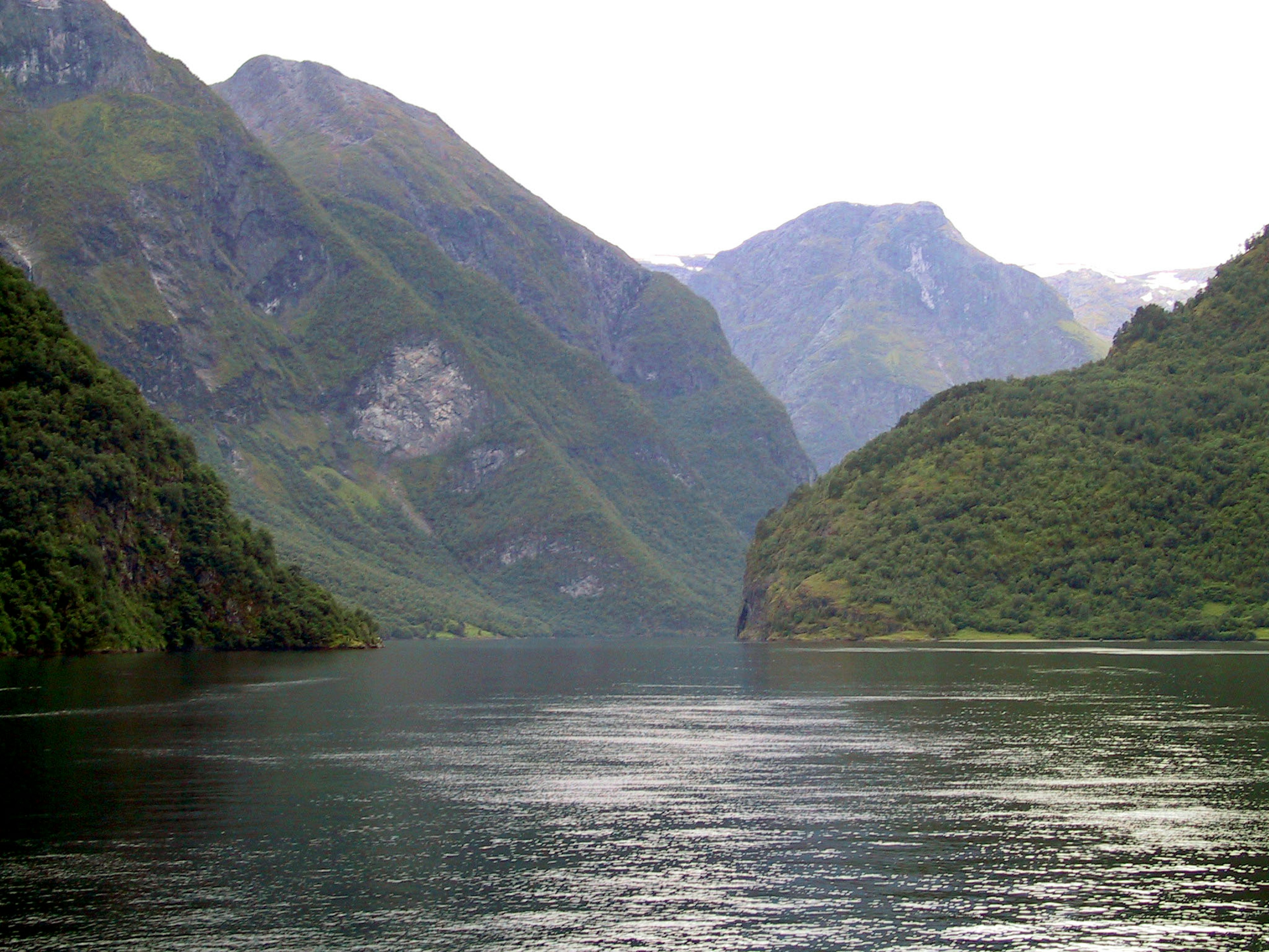 Phong cảnh fjord yên tĩnh được bao quanh bởi núi