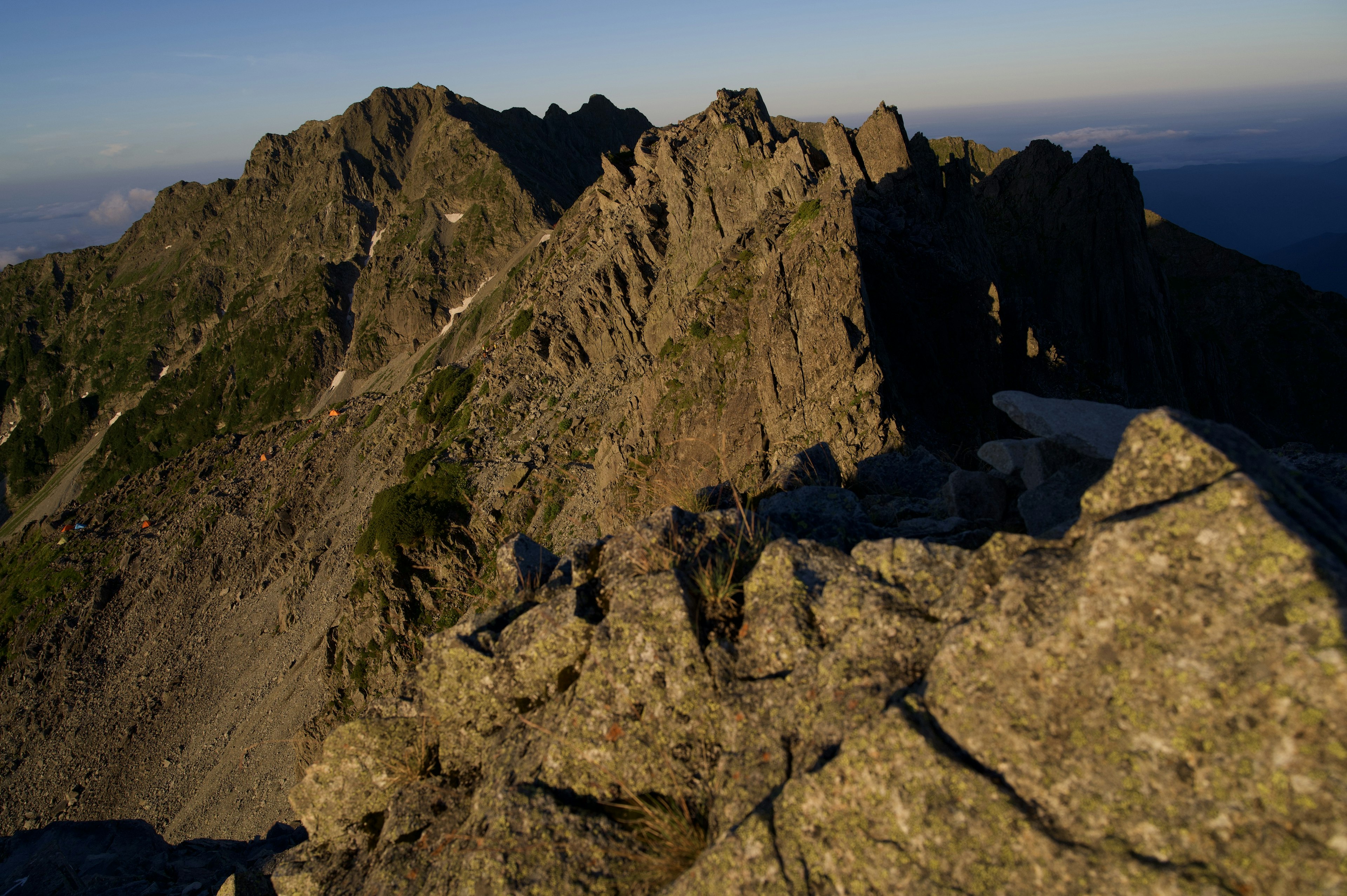 Landschaftsansicht eines felsigen Berggipfels mit unebenen Gelände