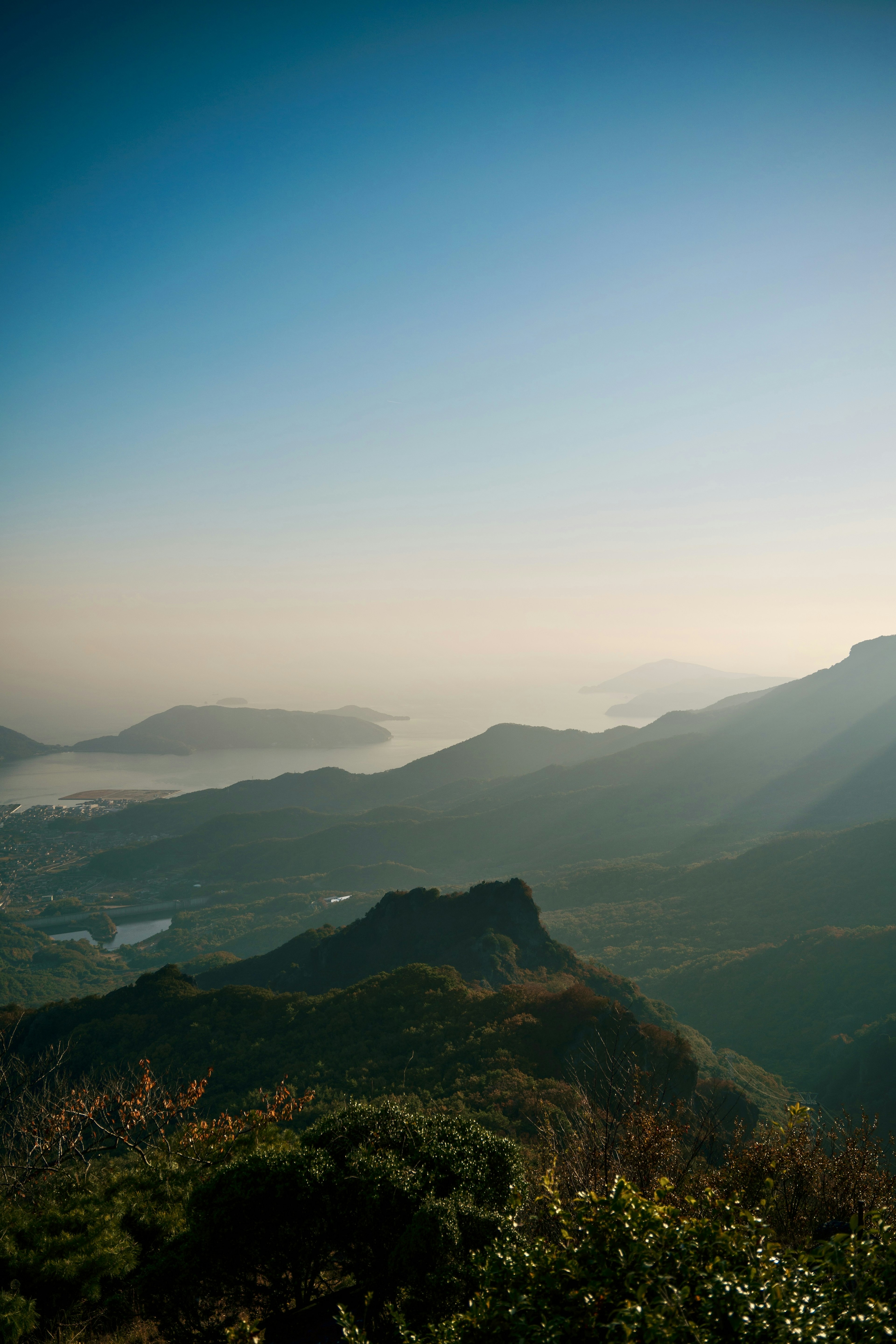 Vue panoramique de montagnes lointaines avec un ciel bleu dégradé