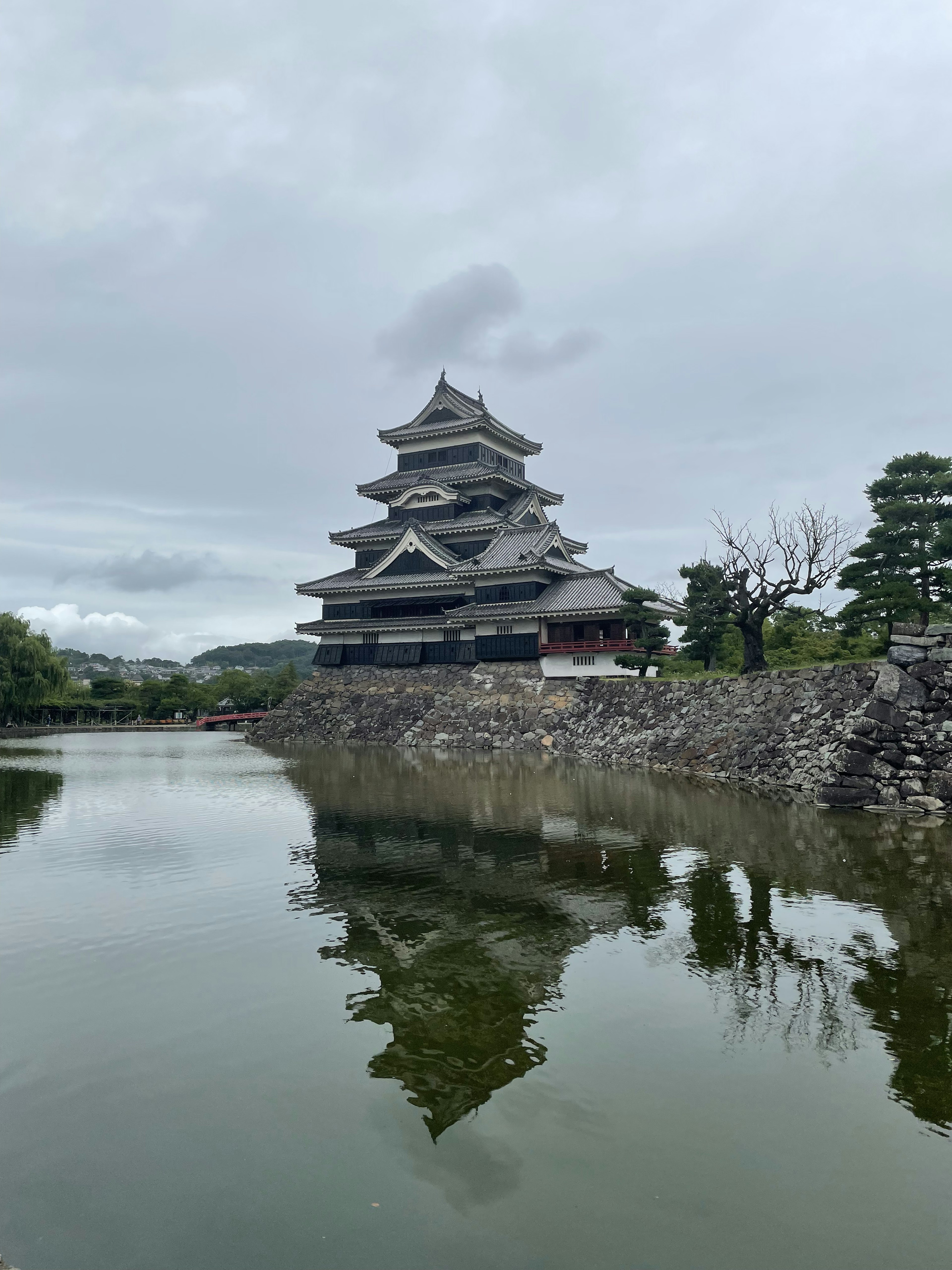 松本城の美しい風景を映した静かな湖面