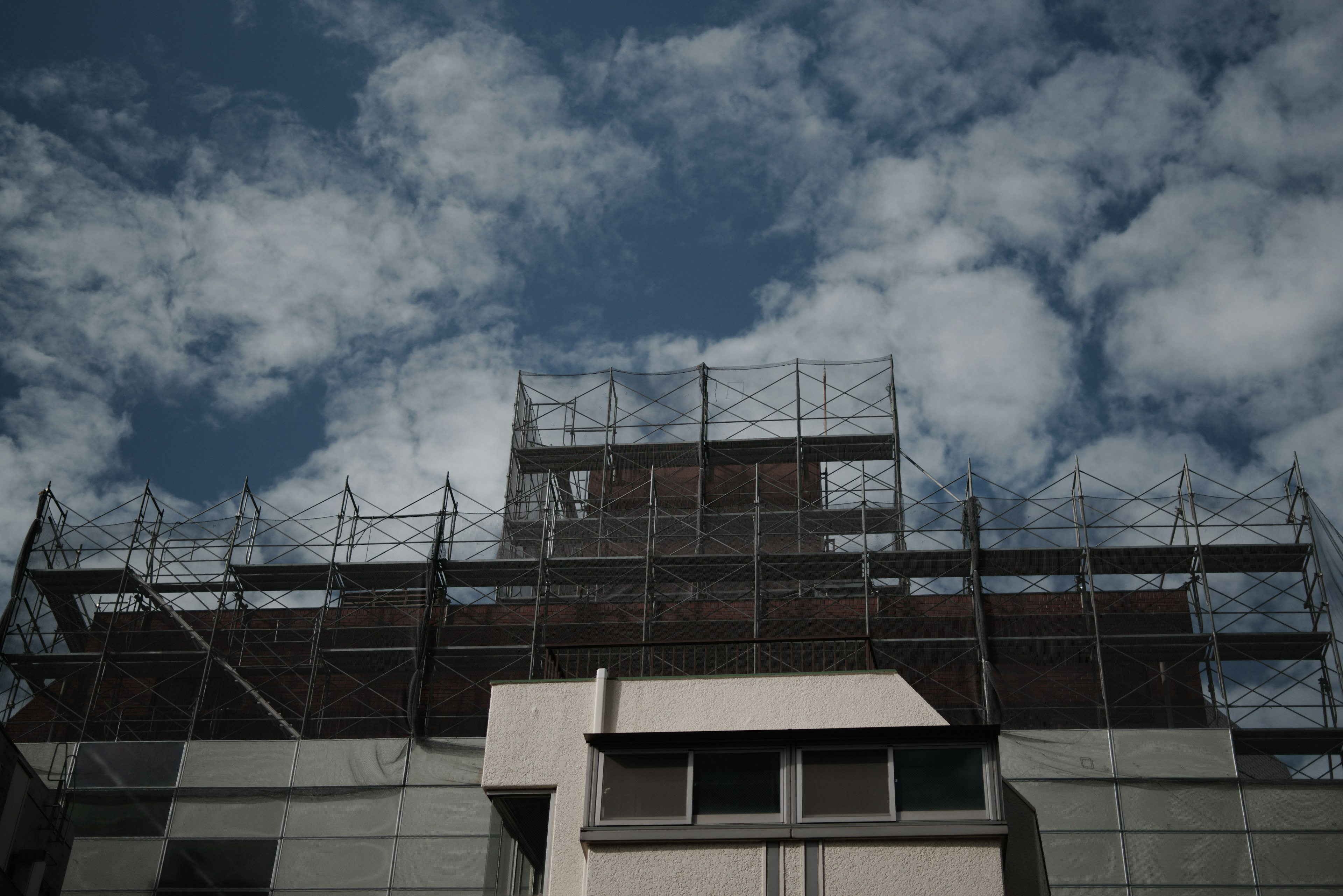 Ponti sul tetto di un edificio sotto un cielo blu con nuvole bianche