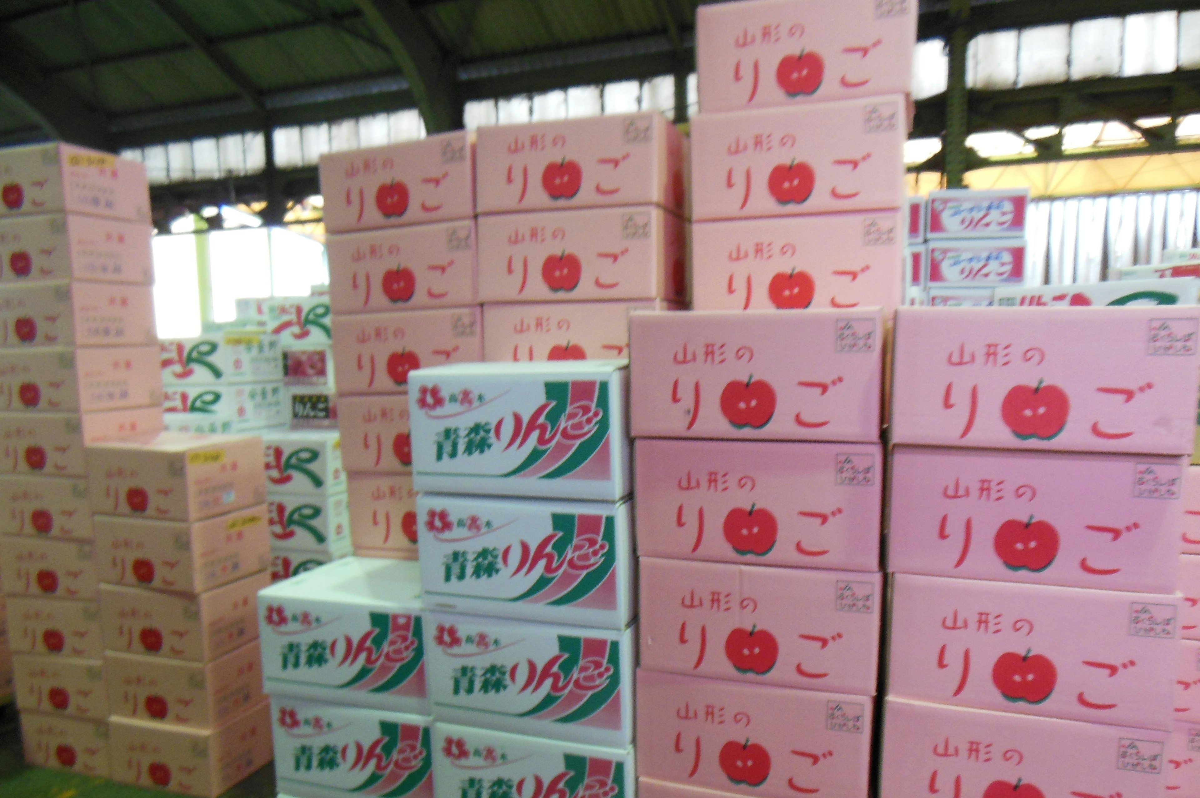 Interior de un almacén con cajas apiladas de colores