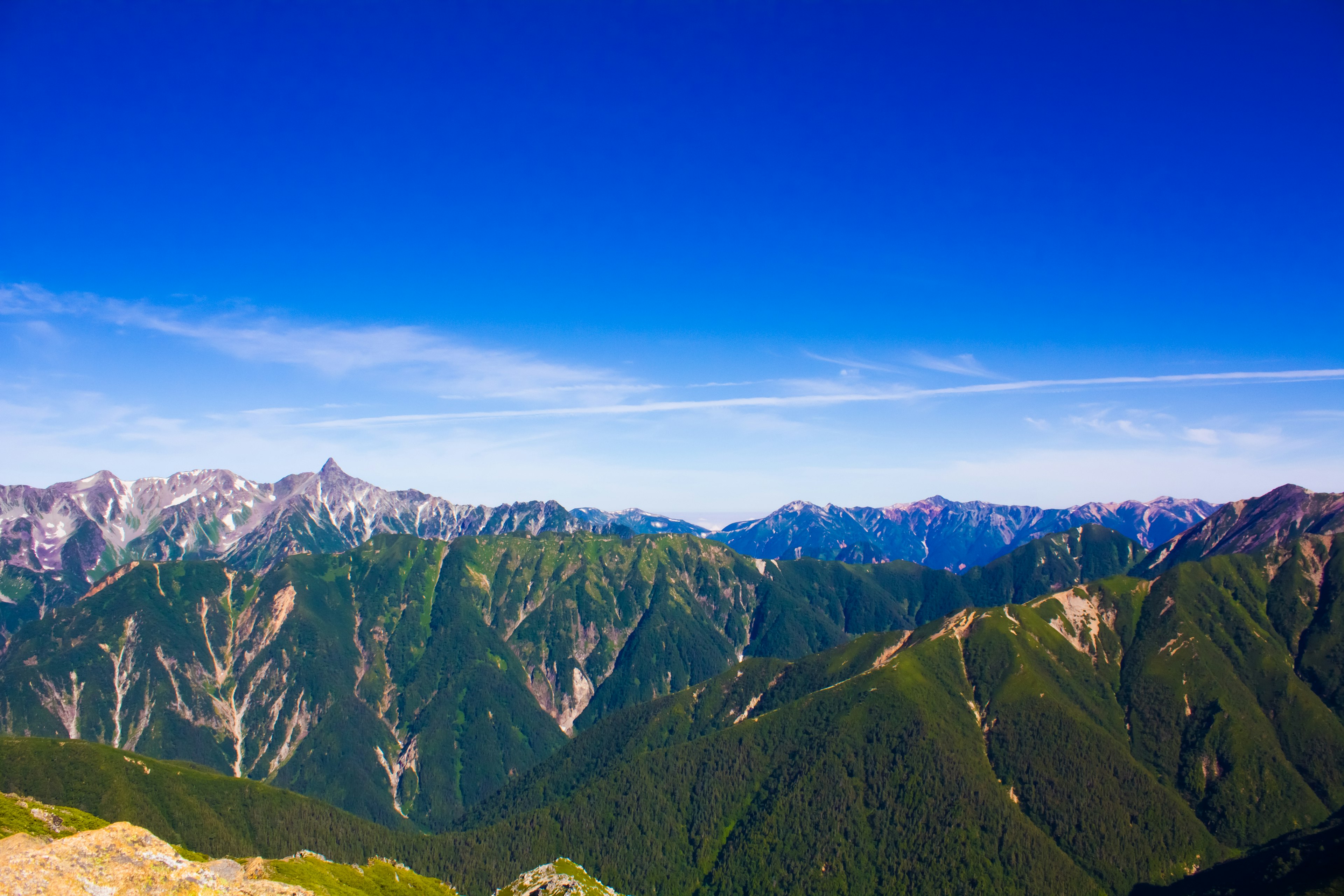 Schöne Berglandschaft mit grünen Hügeln unter einem blauen Himmel