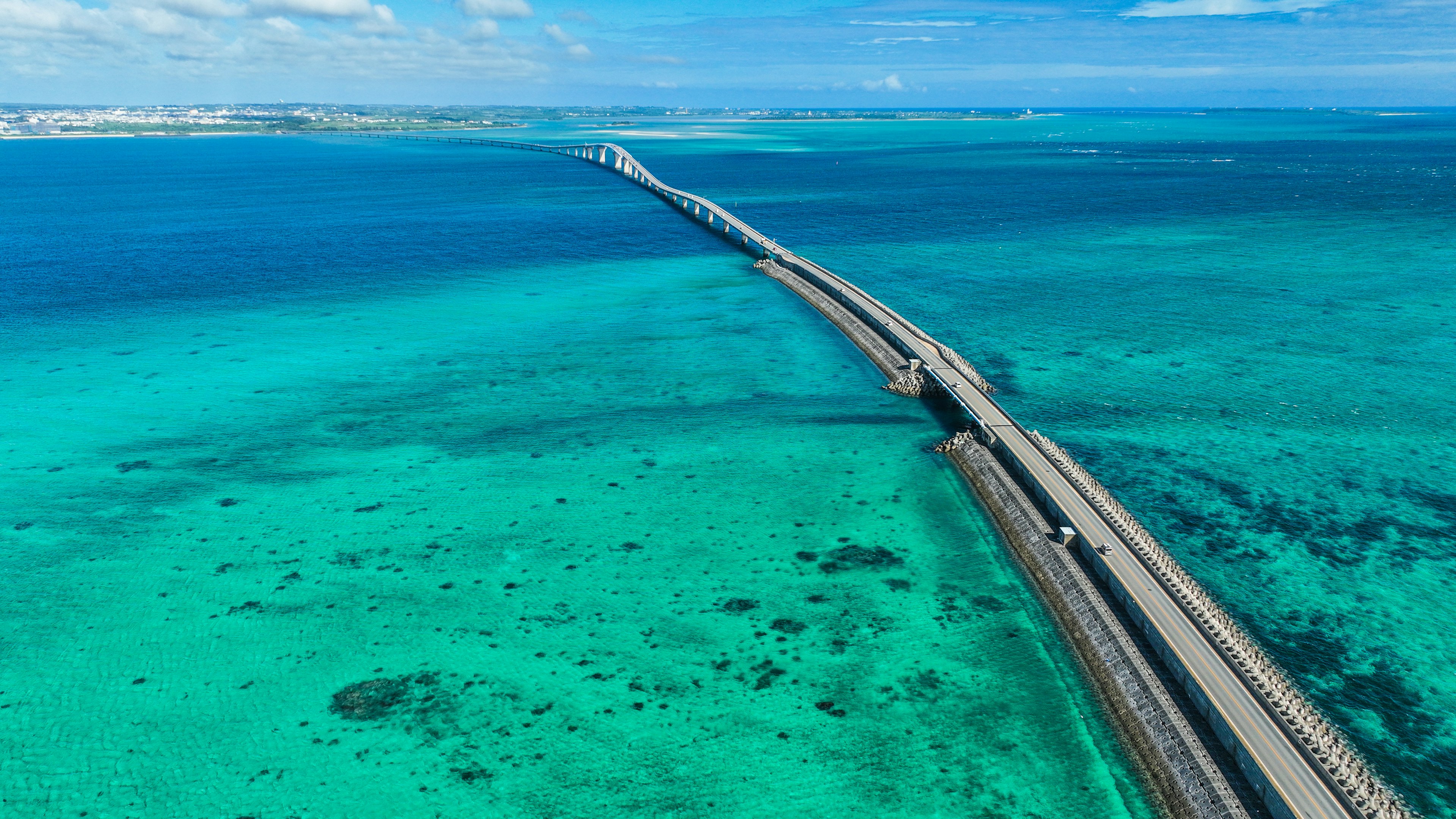 Vue aérienne d'un pont sur des eaux turquoise