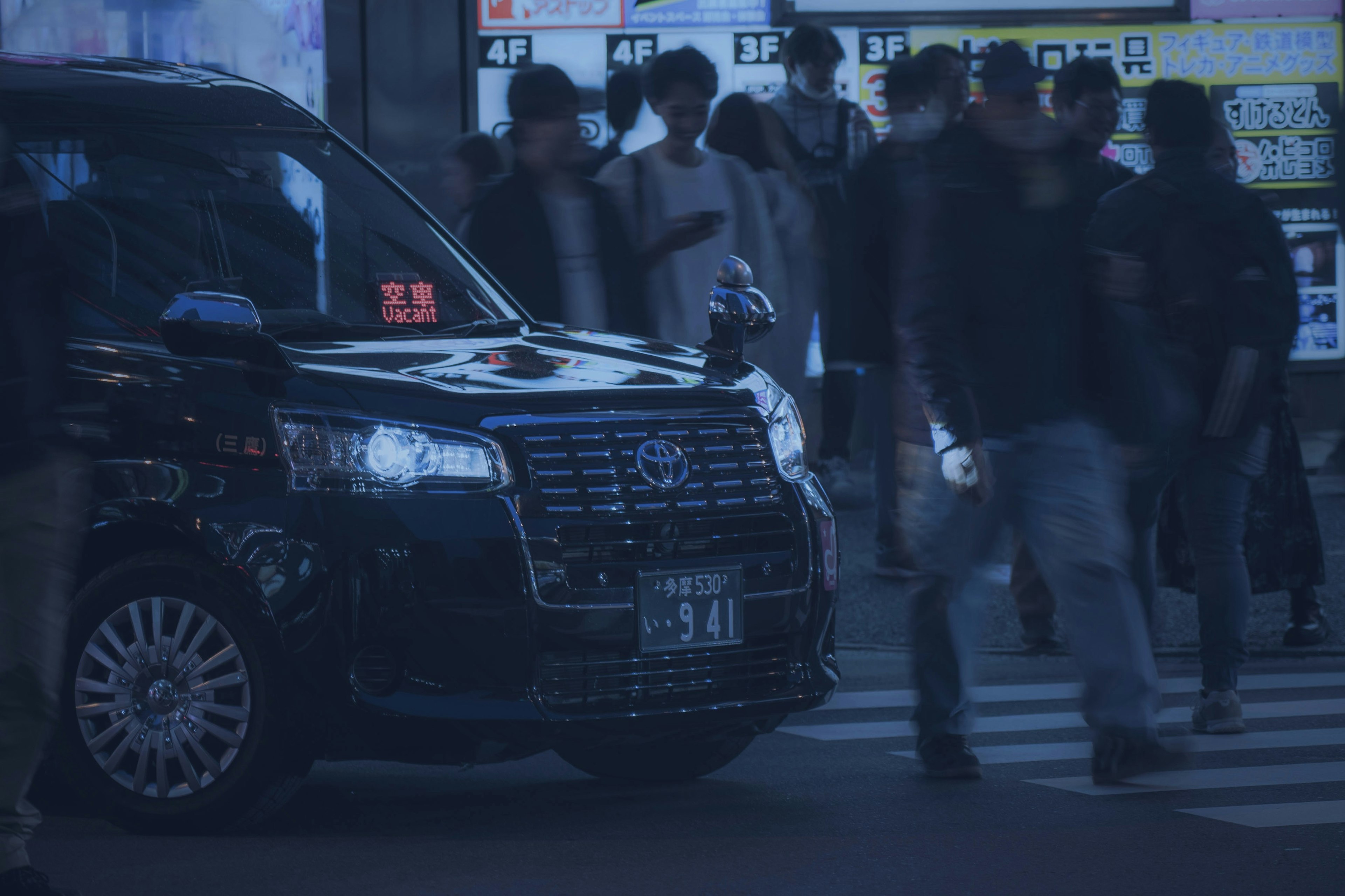 夜景，計程車和人群在街角交叉