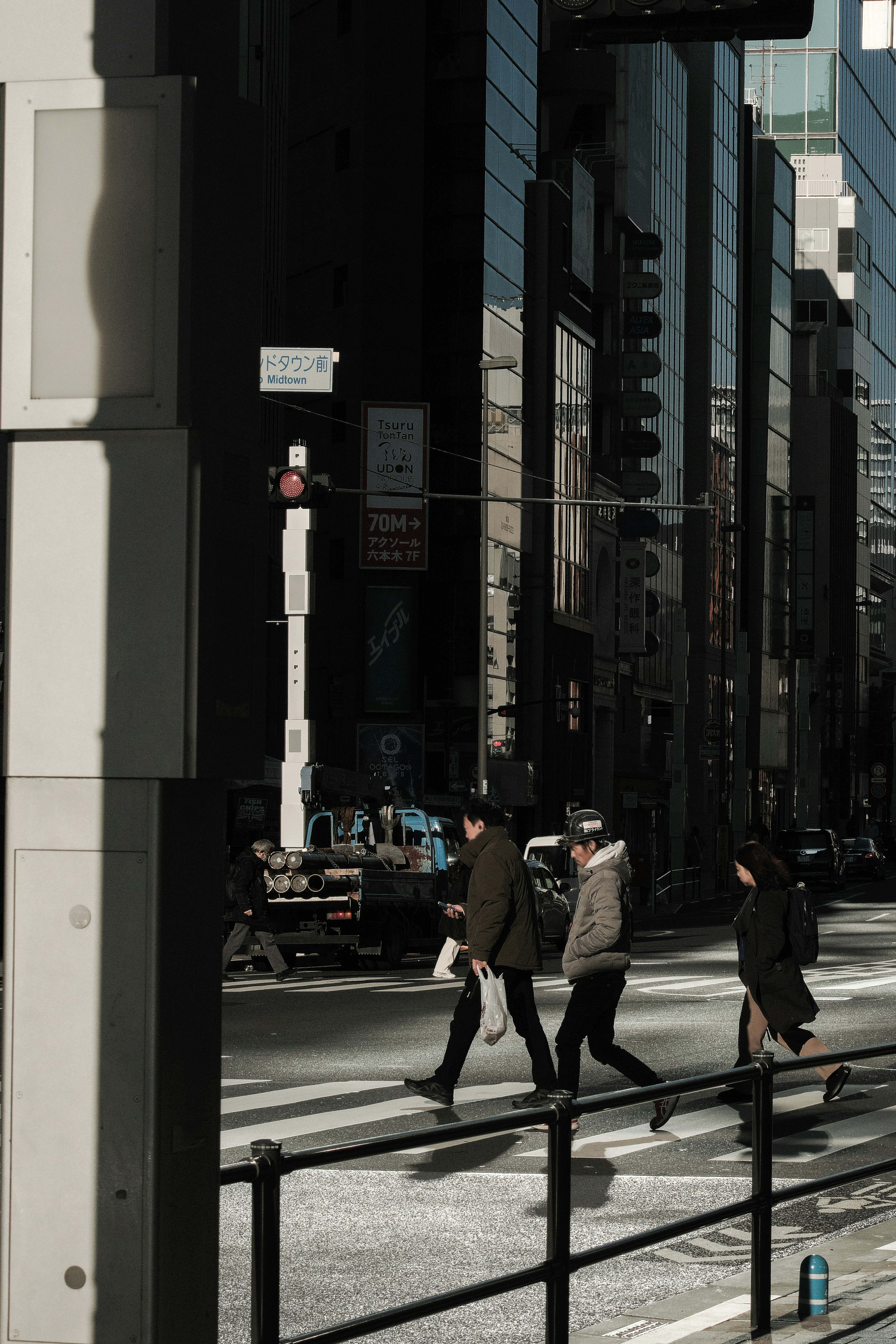 Imagen de personas cruzando una calle en un cruce urbano