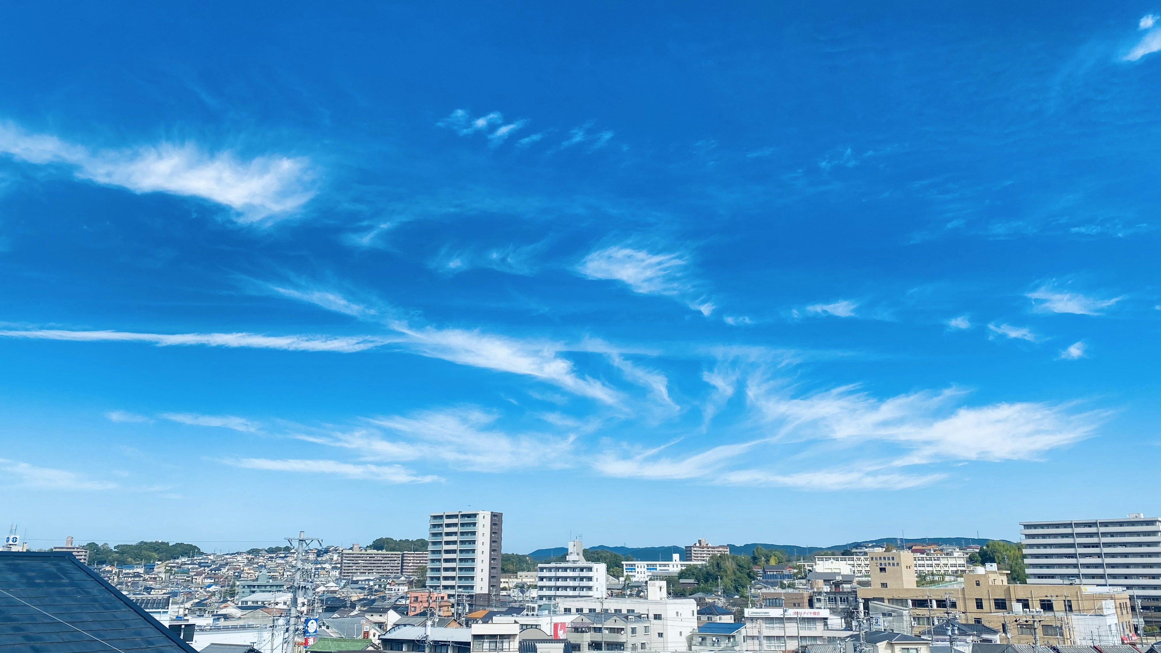 Stadtlandschaft mit blauem Himmel und weißen Wolken