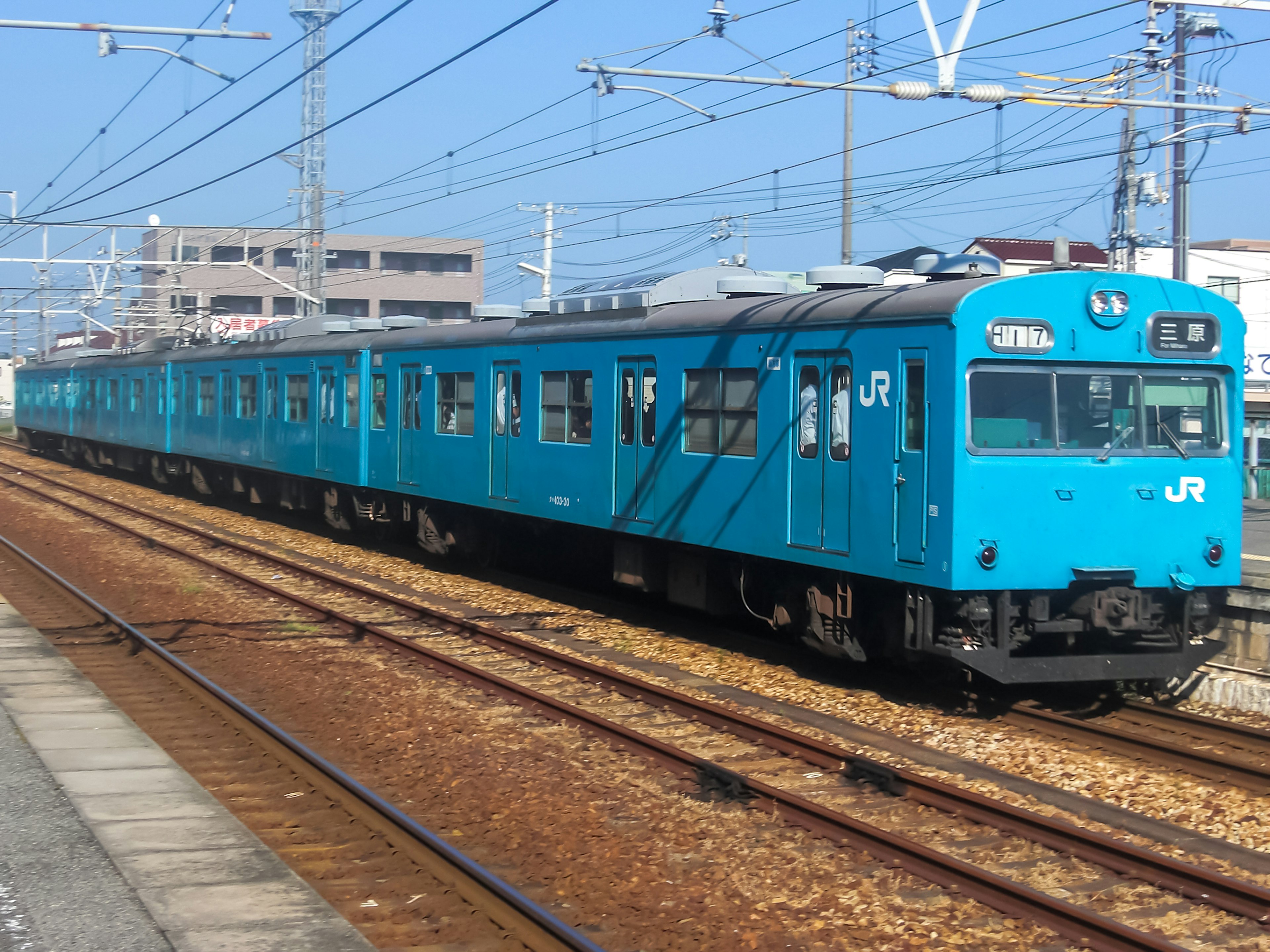 Un tren JR azul detenido en una estación