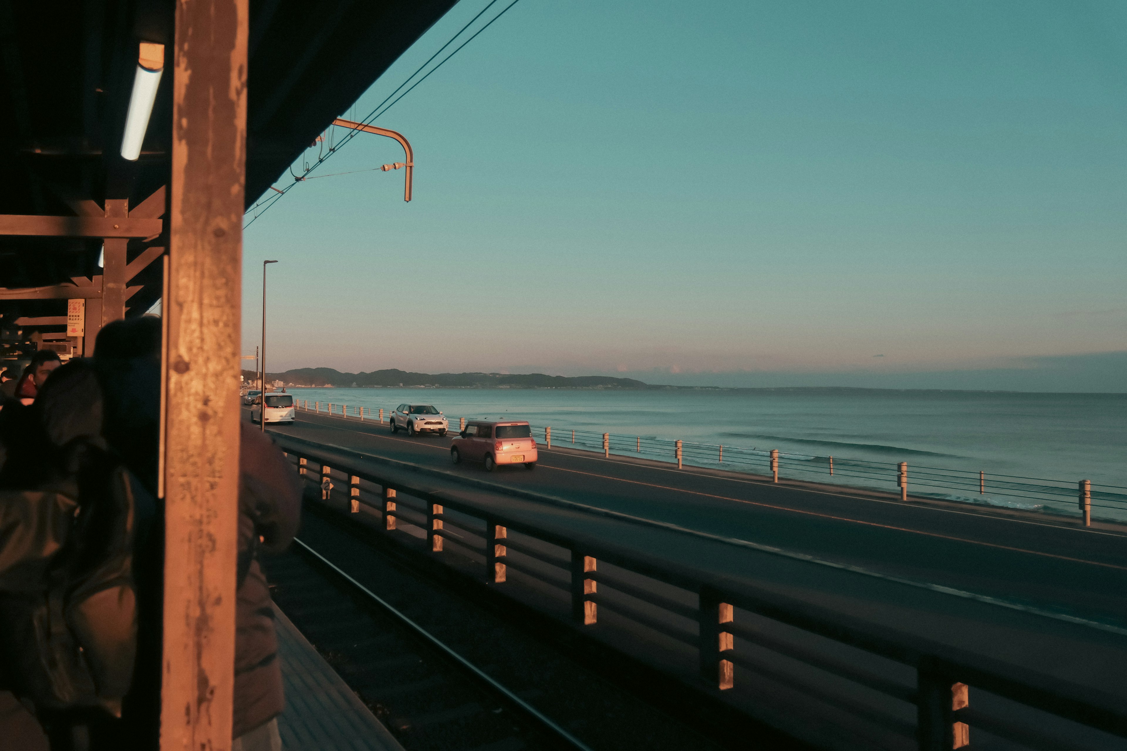 日落時的海岸公路和車站景觀