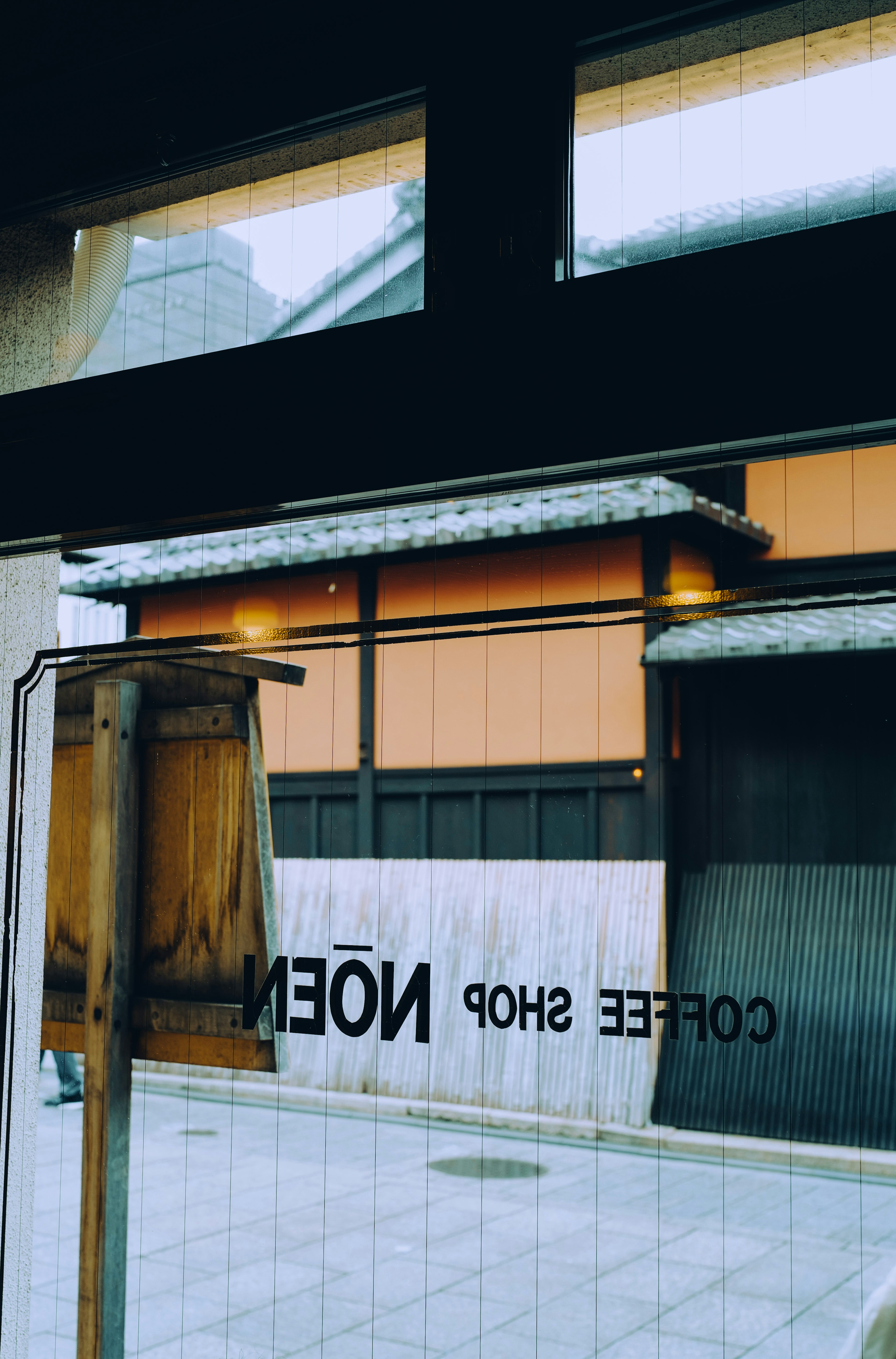 Vue d'un bâtiment japonais traditionnel à travers la fenêtre d'un café