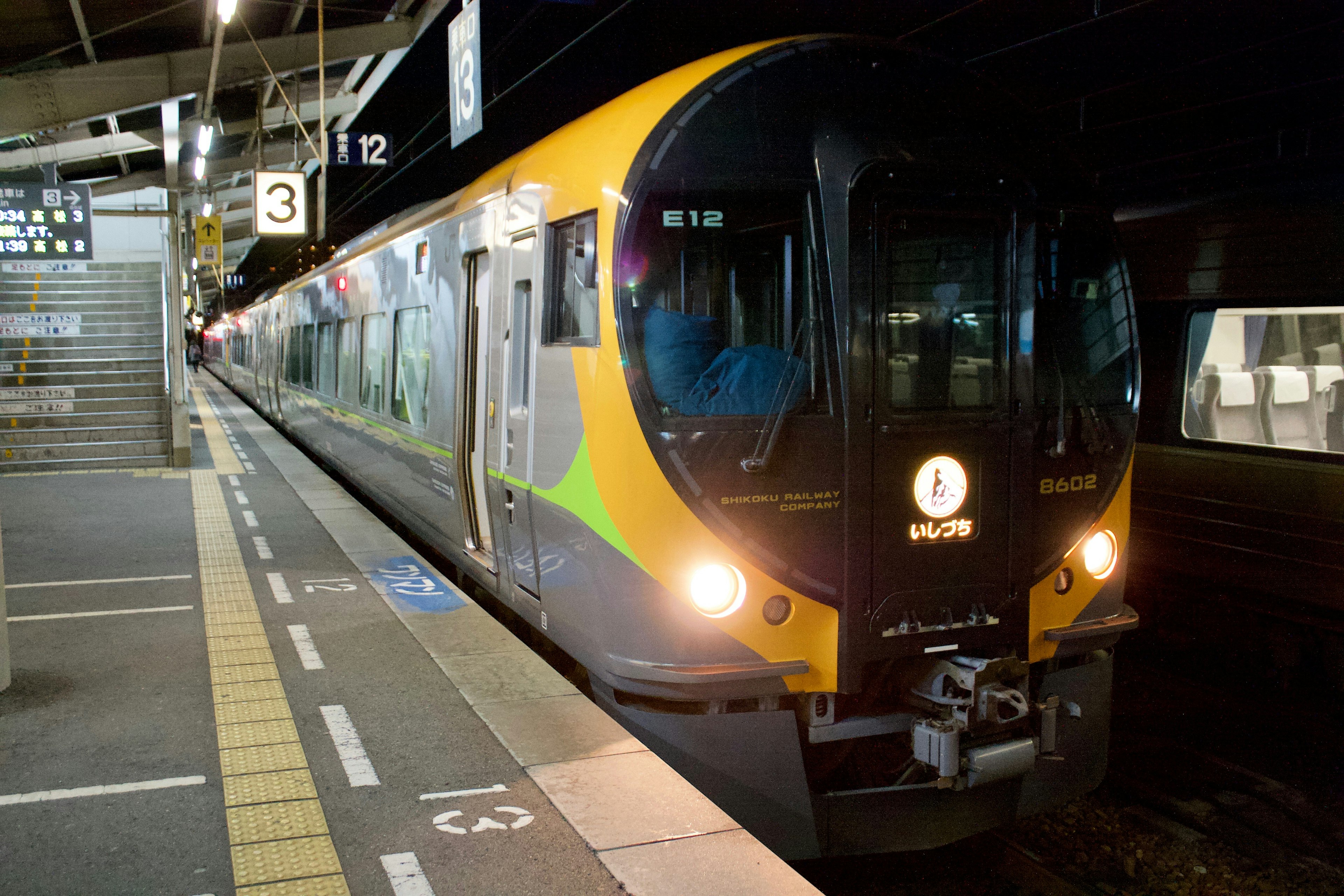 電車が駅のプラットフォームに停車している夜のシーン